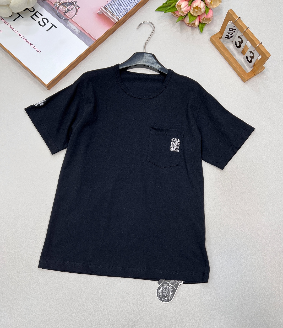 NO:439969,Chrome Hearts' new pocket embroidered letter T-shirt short-sleeved, perfectly blends the classic elements of Crowxin with fashion trends. The fabric is soft and has excellent breathability. Even when worn in hot summer, it can keep you refreshed and comfortable. The classic black tone is mysterious and versatile, not picking on skin tones, and not picking on styles to dress easily. It is easy to adapt to various occasions. The most eye-catching design of the body is the pocket embroidered letters on the chest. The exquisite letter embroidery, smooth lines and fine stitches, highlighting Crowxin's exquisite craftsmanship. The embroidery words above the pocket and the iconic cross embroidery on the sleeves show the unique charm of the brand in the details. The inadvertent trendy attitude makes you instantly become the focus of the street.  The loose style design is very friendly to all kinds of figures. Whether it is a boy who wants to create a casual and casual street style or a girl who pursues a lazy and fashionable atmosphere, it can be perfectly matched. You can wear it alone to show your personality and attitude; it can also be used as an inner layer to create a different sense of fashion. The three standards are complete and the same styles for men and women!  Size sml, chrome hearts, chrome hearts, T-shirt,tees, t-shirt,alexander wang19860909Chrome Hearts 新款口袋刺绣字母T恤短袖,将克罗心的经典元素与时尚潮流完美融合. 面料亲肤柔软,透气性绝佳 ,即使在炎炎夏日穿着,也能让你时刻保持清爽自在.经典的黑色调,神秘又百搭,不挑肤色,更不挑穿搭风格,轻松适配各种场合. 衣身最亮眼的设计,当属胸前的口袋刺绣字母 .精致的字母刺绣,线条流畅,针脚细密,彰显着克罗心精湛的工艺水准.口袋上方的刺绣字样,搭配袖子上标志性的十字花刺绣,细节处尽显品牌独特魅力,不经意间流露的潮流态度,让你瞬间成为街头焦点. 宽松的版型设计,对各种身材都十分友好.无论是男生想要打造休闲随性的街头风,还是女生追求慵懒时髦的氛围感,它都能完美契合.既可以单穿,展现个性与态度；也能作为内搭,叠穿出不一样的时尚层次感.三标齐全男女同款！ 尺码sml 编,,chrome hearts,chrome hearts,T-shirt,tees，t-shirt,alexander wang,Women's clothing