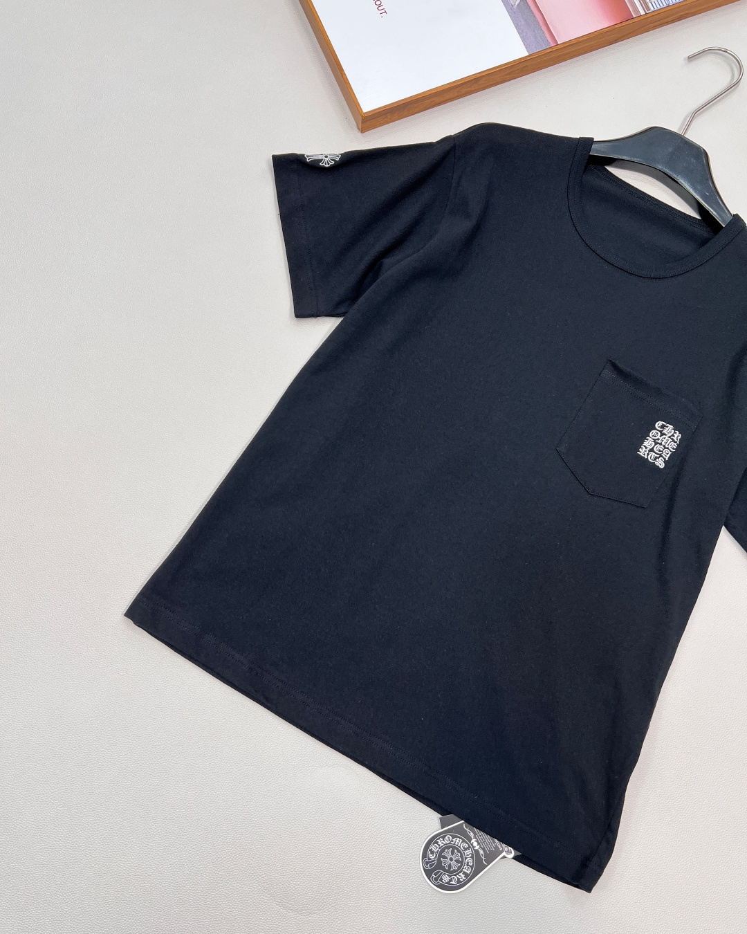 🆕Chrome Hearts 新款口袋刺绣字母T恤短袖，将克罗心的经典元素与时尚潮流完美融合。 面料亲肤