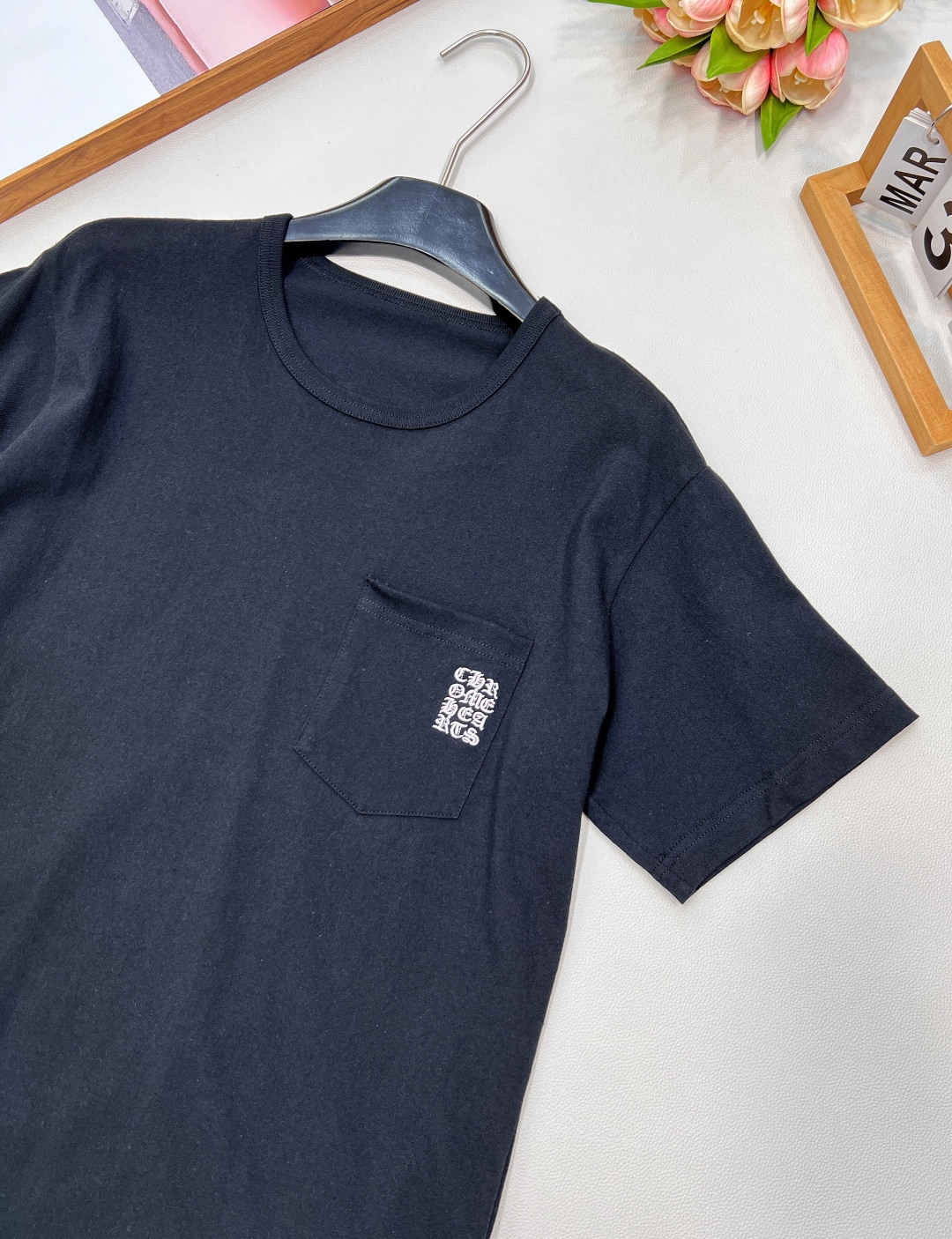 🆕Chrome Hearts 新款口袋刺绣字母T恤短袖，将克罗心的经典元素与时尚潮流完美融合。 面料亲肤