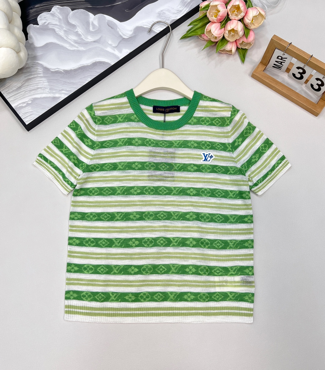 NO:439981,Louis Vuitton's new contrasting striped jacquard knitted short sleeves, customized yarn woven, refreshing and breathable, knitted short sleeve top cut, the whole body is interwoven with fine crochet texture, outlines the four-leaf clover elements and letter patterns, highlighting the high-end feeling of outfits, threaded lace on the neckline cuffs and hem, loose and slightly transparent, and make the body look slimmer, loose and inclusive, showing the relaxed tone, highlighting the light luxury and fashionable temperament, and you can wear it alone. The first choice for fashionable outfits in all seasons, customized surface accessories, accurate version, complete three standards!  Two colors size sml, louis vuitton, T-shirt, alexander wang19860909Louis Vuitton新款撞色条纹微透提花针织短袖 定制纱线织造 质感冰爽透气 针织短袖上衣剪裁 通体利用细密钩针肌理交织 勾勒出四叶草元素和字母花纹图案 凸显穿搭高级感 领口袖口和下摆采用螺纹花边 宽松微透更显瘦 版型宽松包容身材 尽显松弛调性 凸显轻奢时髦气质 单穿叠穿均可 四季时尚穿搭首选 定制面辅料 认准版本,三标齐全！两色出 尺码sml 编,,louis vuitton,T-shirt,alexander wang,Women's clothing
