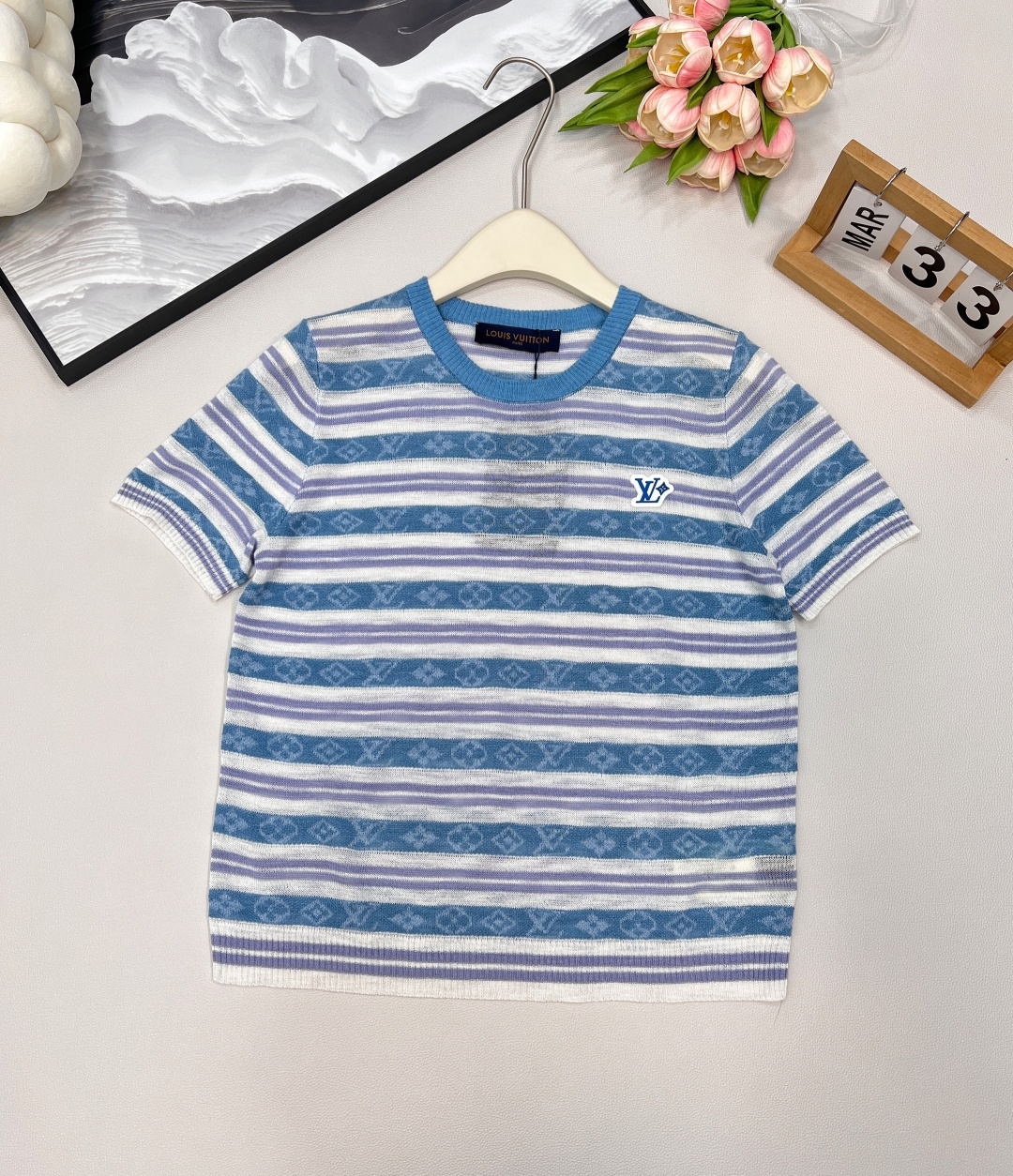 NO:439921,Louis Vuitton's new contrasting striped jacquard knitted short sleeves, customized yarn woven, refreshing and breathable, knitted short sleeve top cut, the whole body is interwoven with fine crochet texture, outlines the four-leaf clover elements and letter patterns, highlighting the high-end feeling of outfits, threaded lace on the neckline cuffs and hem, loose and slightly transparent, and make the body look slimmer, loose and inclusive, showing the relaxed tone, highlighting the light luxury and fashionable temperament, and you can wear it alone. The first choice for fashionable outfits in all seasons, customized surface accessories, accurate version, complete three standards!  Two colors out size sml code, louis vuitton, T-shirt, alexander wang19860909Louis Vuitton新款撞色条纹微透提花针织短袖 定制纱线织造 质感冰爽透气 针织短袖上衣剪裁 通体利用细密钩针肌理交织 勾勒出四叶草元素和字母花纹图案 凸显穿搭高级感 领口袖口和下摆采用螺纹花边 宽松微透更显瘦 版型宽松包容身材 尽显松弛调性 凸显轻奢时髦气质 单穿叠穿均可 四季时尚穿搭首选 定制面辅料 认准版本,三标齐全！两色出 尺码sml 编码,,louis vuitton,T-shirt,alexander wang,Women's clothing