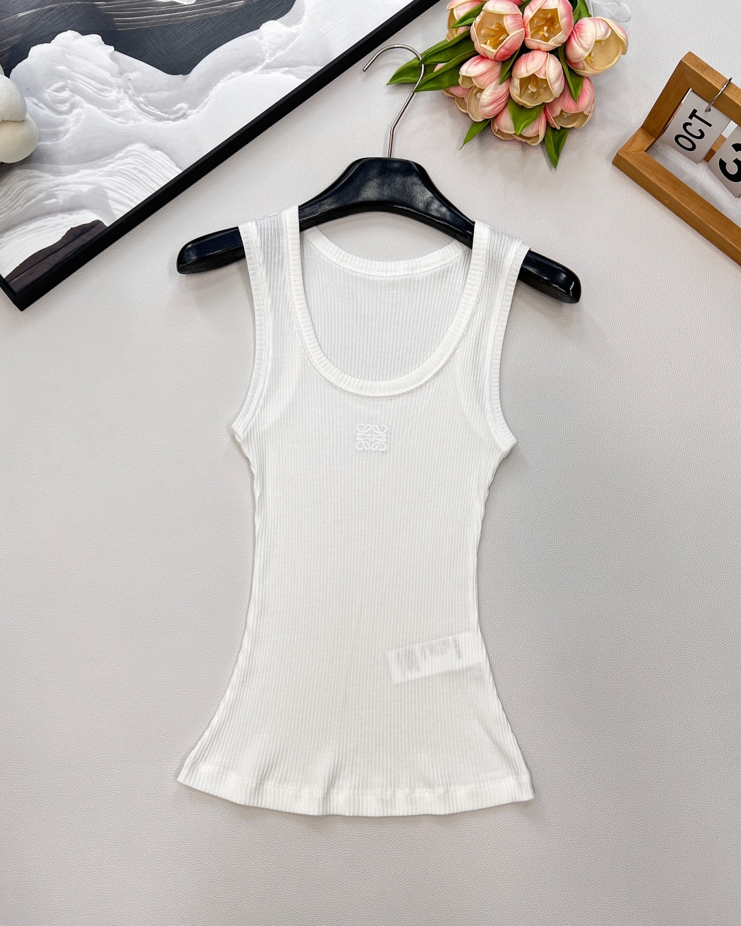 🆕春夏新款 LOEWE 经典胸前logo百搭背心四季都可以穿的款式，单穿外穿都吸睛，气质时髦又高级！版型