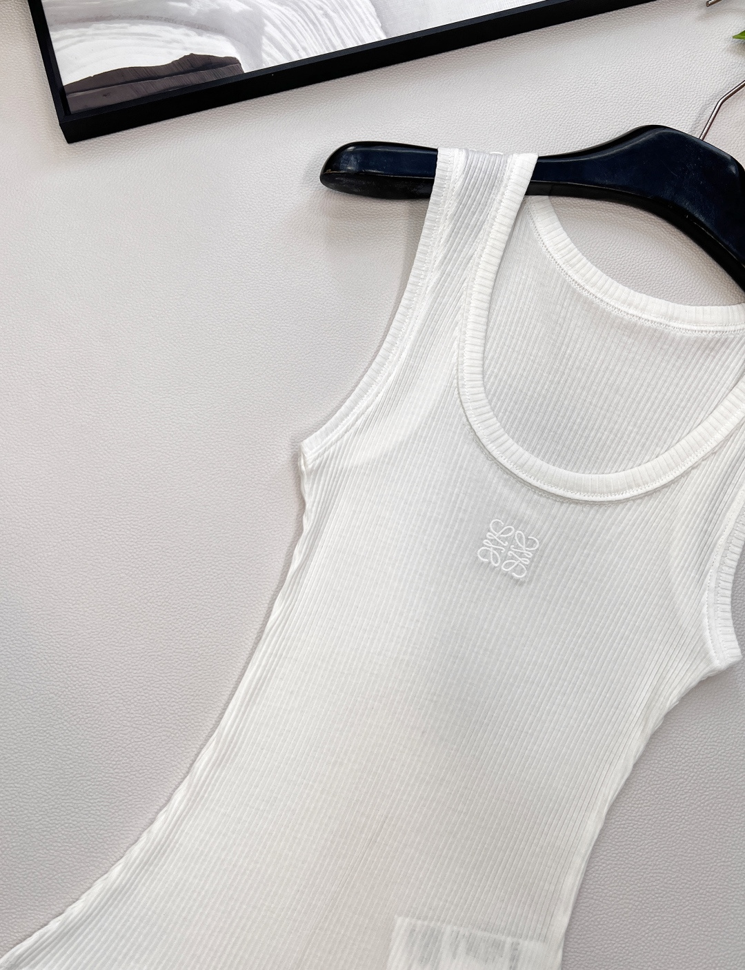 🆕春夏新款 LOEWE 经典胸前logo百搭背心四季都可以穿的款式，单穿外穿都吸睛，气质时髦又高级！版型