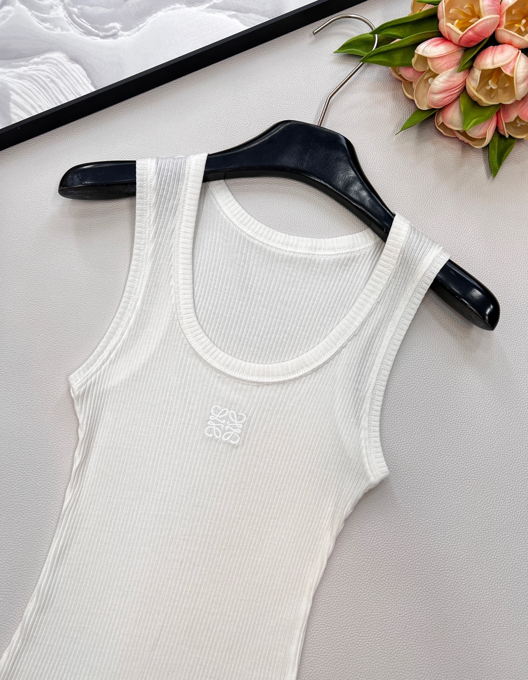 🆕春夏新款 LOEWE 经典胸前logo百搭背心四季都可以穿的款式，单穿外穿都吸睛，气质时髦又高级！版型