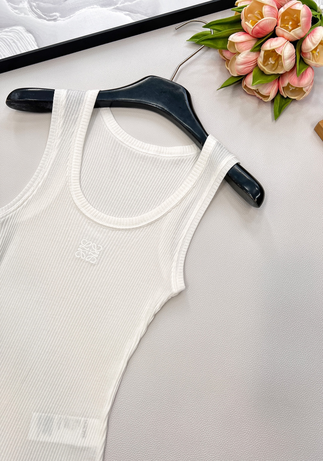 🆕春夏新款 LOEWE 经典胸前logo百搭背心四季都可以穿的款式，单穿外穿都吸睛，气质时髦又高级！版型