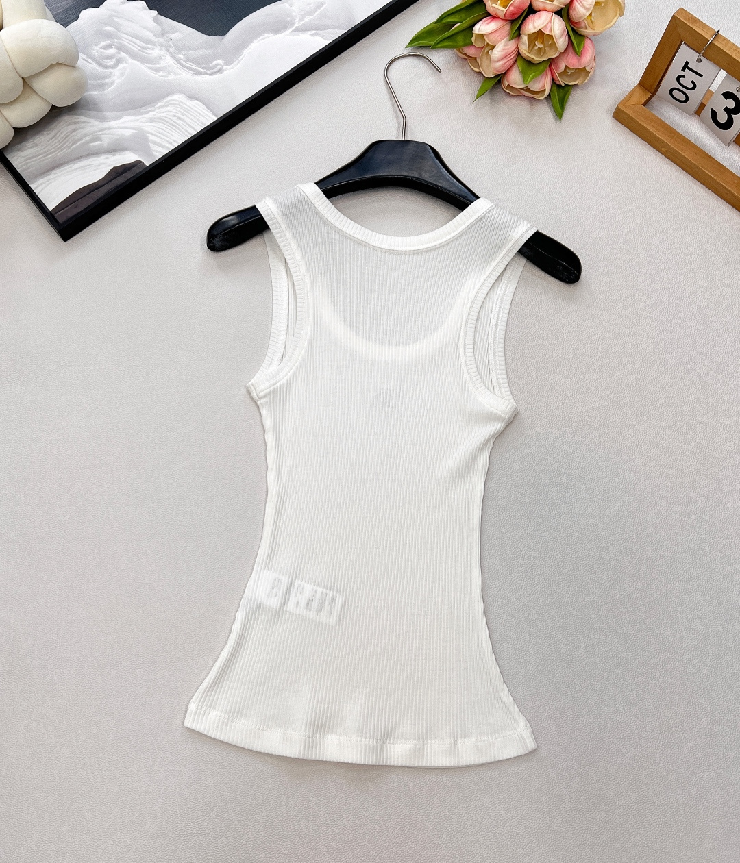 🆕春夏新款 LOEWE 经典胸前logo百搭背心四季都可以穿的款式，单穿外穿都吸睛，气质时髦又高级！版型