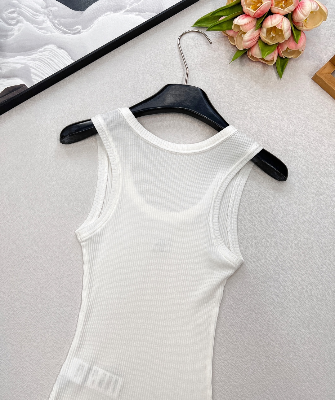 🆕春夏新款 LOEWE 经典胸前logo百搭背心四季都可以穿的款式，单穿外穿都吸睛，气质时髦又高级！版型