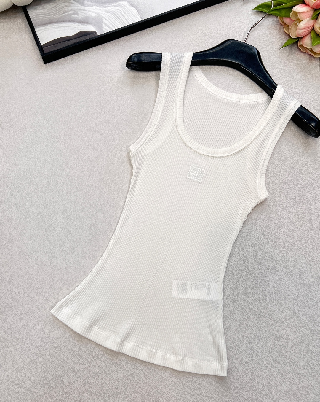 🆕春夏新款 LOEWE 经典胸前logo百搭背心四季都可以穿的款式，单穿外穿都吸睛，气质时髦又高级！版型