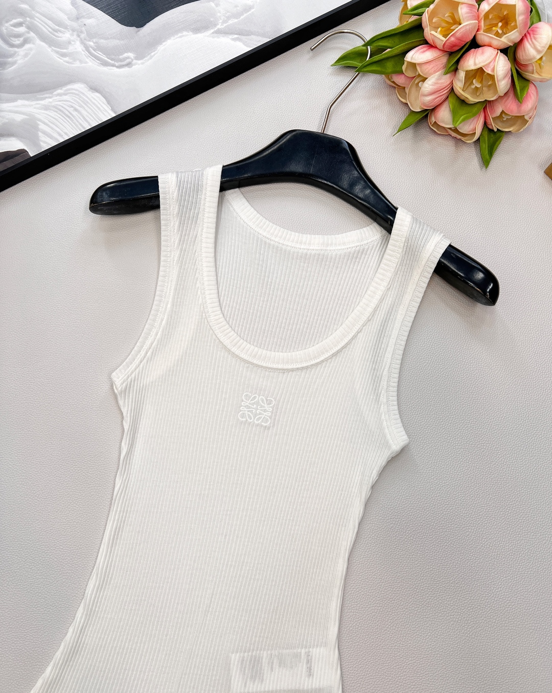 🆕春夏新款 LOEWE 经典胸前logo百搭背心四季都可以穿的款式，单穿外穿都吸睛，气质时髦又高级！版型