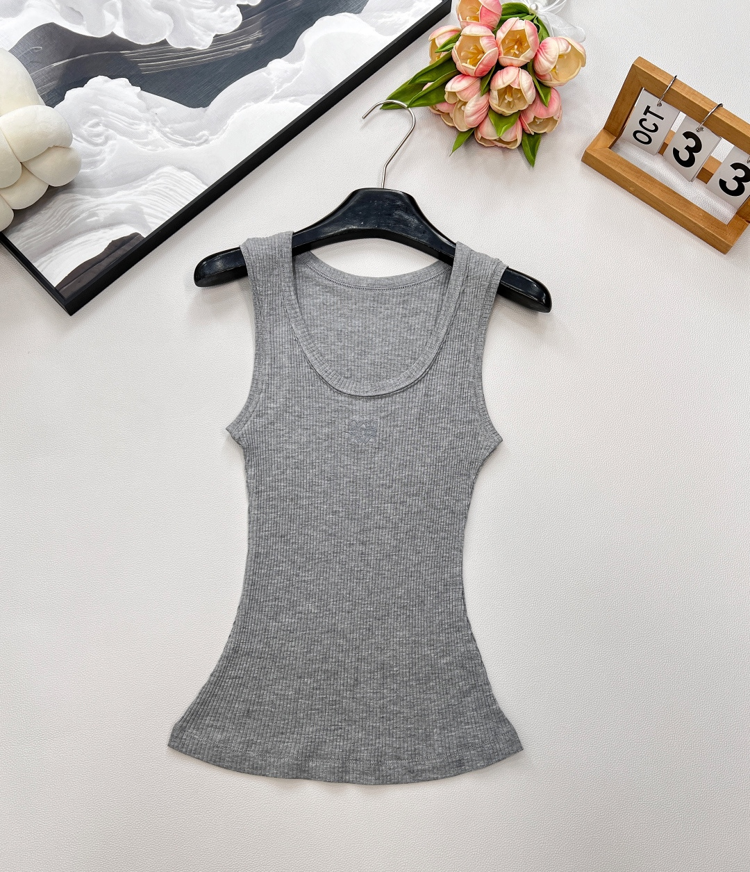 NO:440859,New spring and summer LOEWE classic chest logo versatile vest. style that can be worn all seasons. It is eye-catching when worn alone and outside. It is fashionable and high-end!  The upper body looks huge and slim!  The celebrity girl is elegant and high-end!  It is equipped with a slim fit style, which is a good interpretation of the figure. The LOGO embroidery in the middle easily presents the charm of the brand. Moreover, the styles of this design are really rare, which basically eliminates the embarrassment of everyone's clothes the same clothes. Even similar styles are rare!  !  It's perfectly OK to wear inner wear or wear single, a very scheming little vest, the upper body immediately has a right-angle shoulder-like look~ Now in this weather, it's great to have a shirt on the street~ Both colors are very good. Size sml, loewe, shirts, alexander wang19860909春夏新款 LOEWE 经典胸前logo百搭背心 四季都可以穿的款式,单穿外穿都吸睛,气质时髦又高级！版型上身巨显瘦！名媛少女优雅又高级！ 配置了修身的版型打造,对于身材是很好的诠释,中间的LOGO刺绣更是轻松的呈现出品牌魅力所在,并且这种设计的款式真的是相当稀少,基本上也杜绝了大家撞衫的尴尬性,就连类似的同款都是难得一见！！ 做内搭或者单穿都完全ok,非常有心机的一件小背心儿了,上身立马有种直角肩的即视感～现在这种天气加件衬衫上街绝了好嘛～两色出 尺码sml 编,,loewe,shirts,alexander wang,Women's clothing