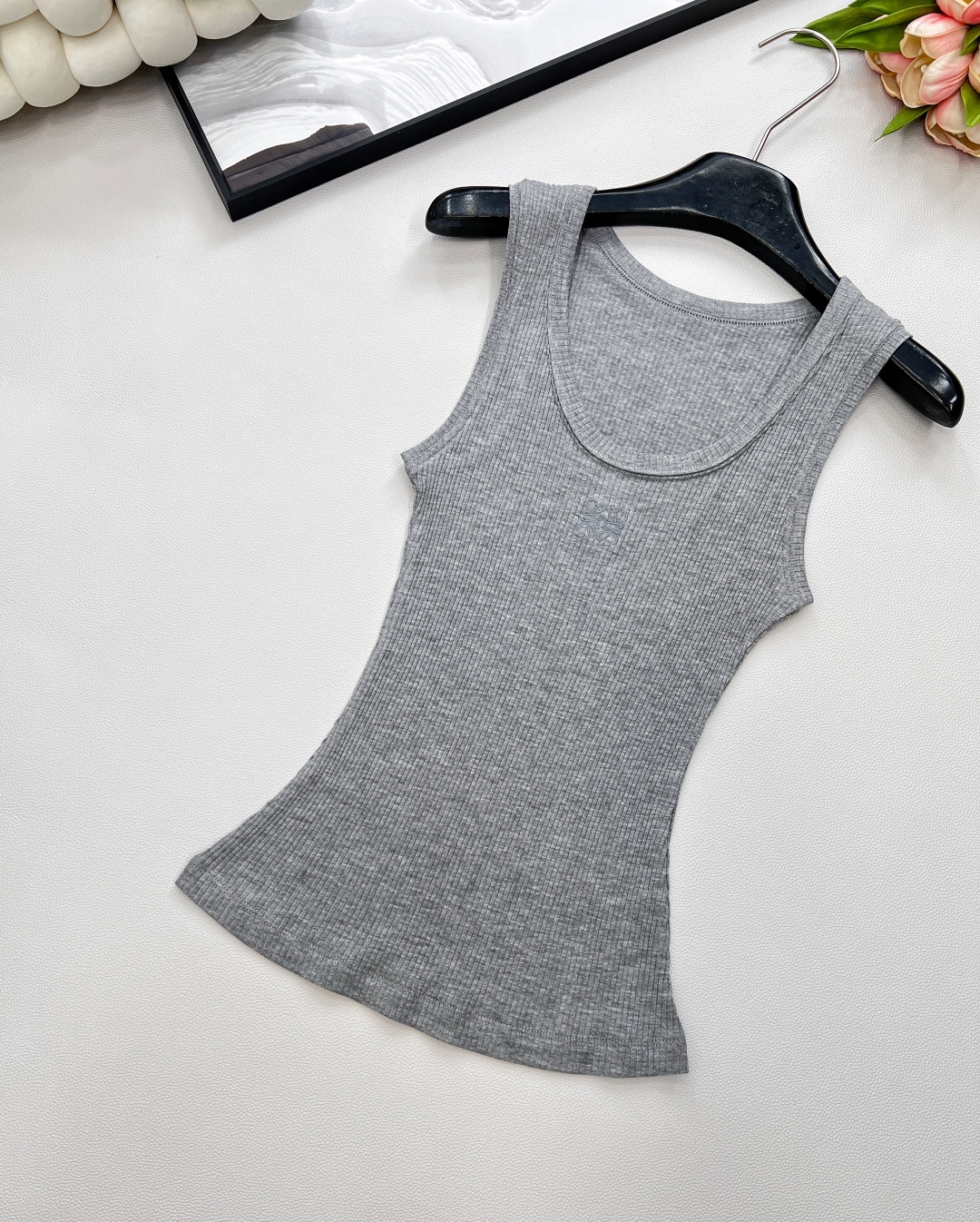 🆕春夏新款 LOEWE 经典胸前logo百搭背心四季都可以穿的款式，单穿外穿都吸睛，气质时髦又高级！版型