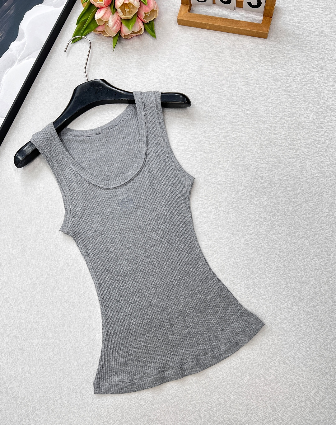 🆕春夏新款 LOEWE 经典胸前logo百搭背心四季都可以穿的款式，单穿外穿都吸睛，气质时髦又高级！版型