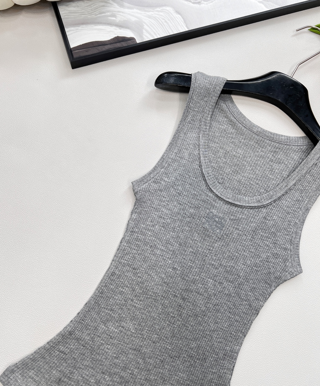 🆕春夏新款 LOEWE 经典胸前logo百搭背心四季都可以穿的款式，单穿外穿都吸睛，气质时髦又高级！版型