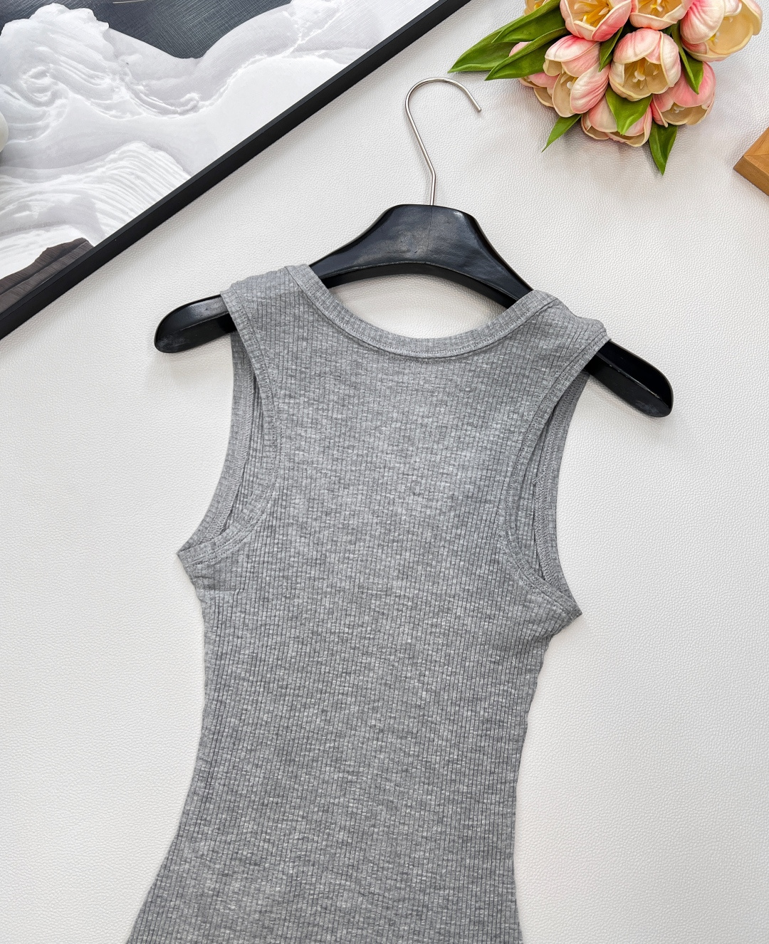 🆕春夏新款 LOEWE 经典胸前logo百搭背心四季都可以穿的款式，单穿外穿都吸睛，气质时髦又高级！版型