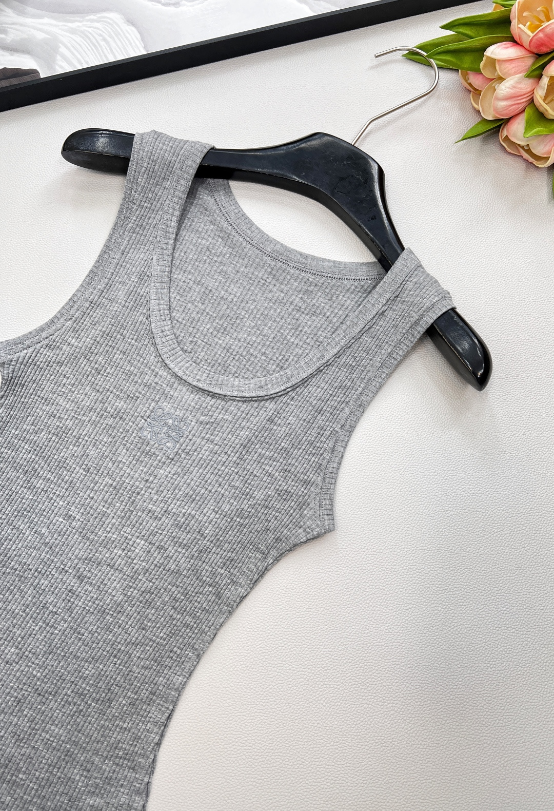 🆕春夏新款 LOEWE 经典胸前logo百搭背心四季都可以穿的款式，单穿外穿都吸睛，气质时髦又高级！版型