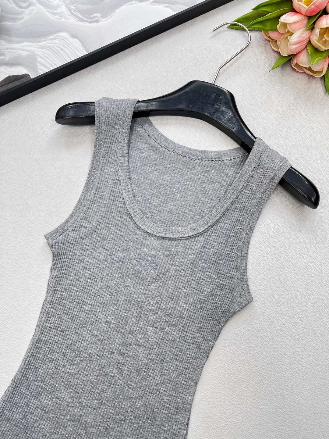 🆕春夏新款 LOEWE 经典胸前logo百搭背心四季都可以穿的款式，单穿外穿都吸睛，气质时髦又高级！版型