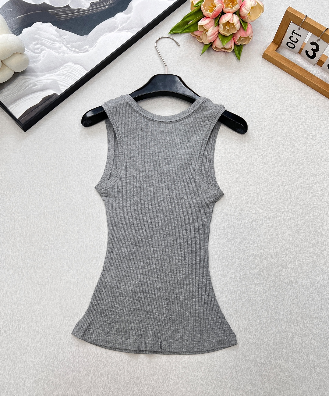 🆕春夏新款 LOEWE 经典胸前logo百搭背心四季都可以穿的款式，单穿外穿都吸睛，气质时髦又高级！版型