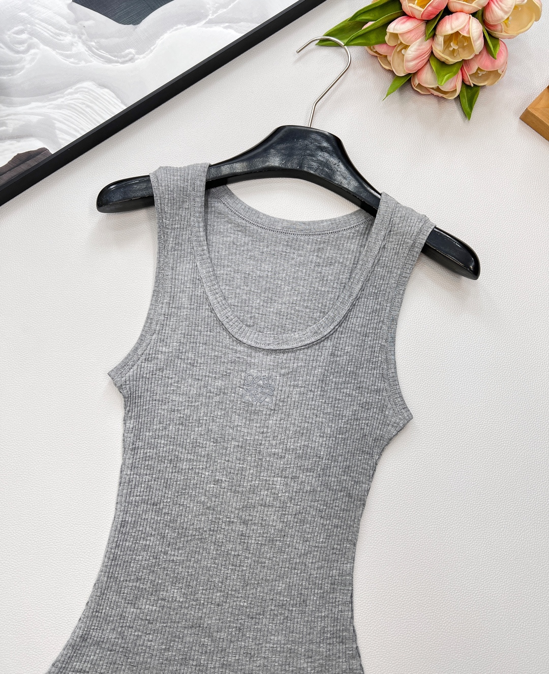 🆕春夏新款 LOEWE 经典胸前logo百搭背心四季都可以穿的款式，单穿外穿都吸睛，气质时髦又高级！版型