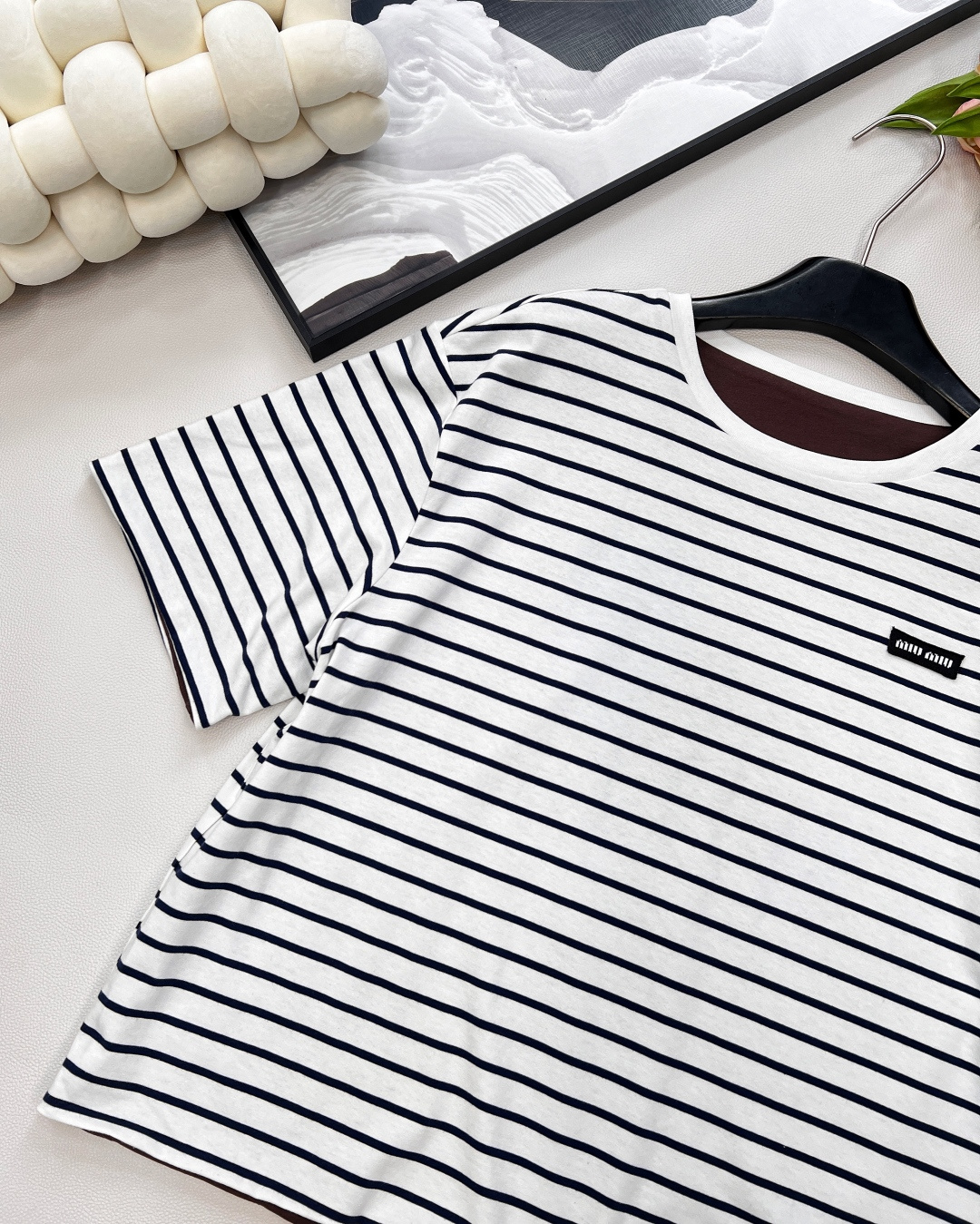 🆕Miumiu2025新款字母贴片徽标圆领宽松两面穿短袖T恤，定制YB原生全棉材质 透气舒适 质感十足 