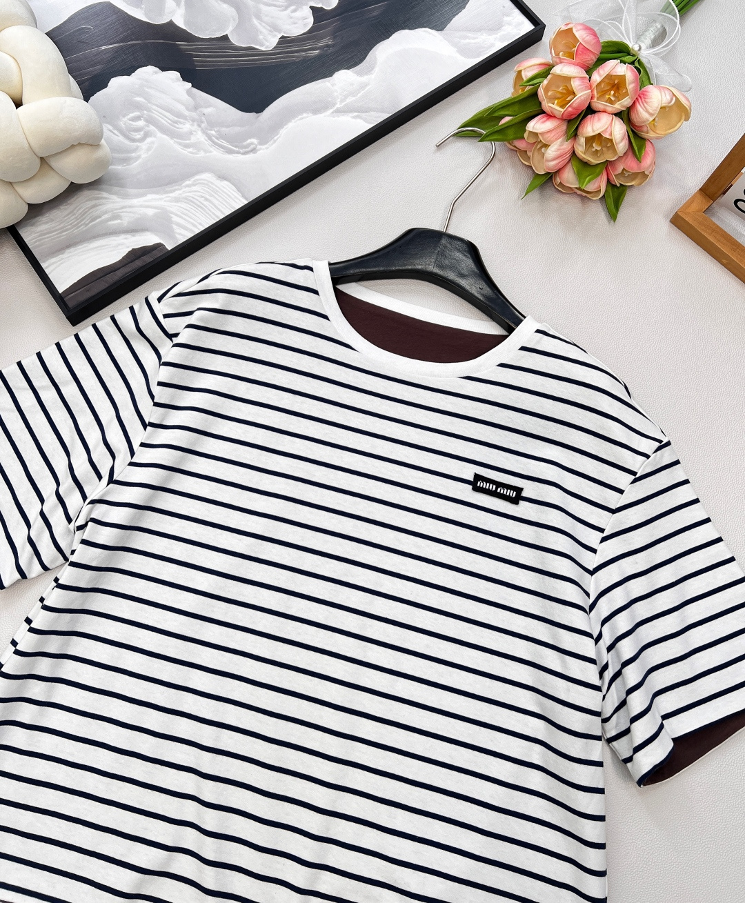 🆕Miumiu2025新款字母贴片徽标圆领宽松两面穿短袖T恤，定制YB原生全棉材质 透气舒适 质感十足 