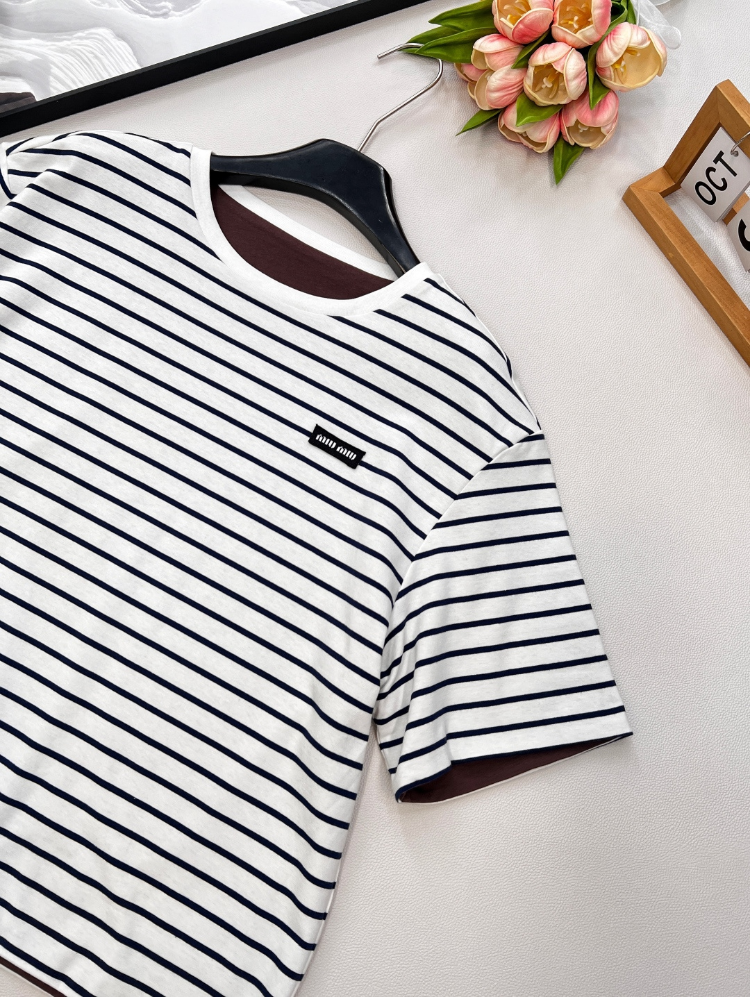 🆕Miumiu2025新款字母贴片徽标圆领宽松两面穿短袖T恤，定制YB原生全棉材质 透气舒适 质感十足 