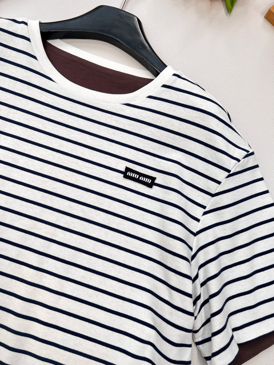 🆕Miumiu2025新款字母贴片徽标圆领宽松两面穿短袖T恤，定制YB原生全棉材质 透气舒适 质感十足 