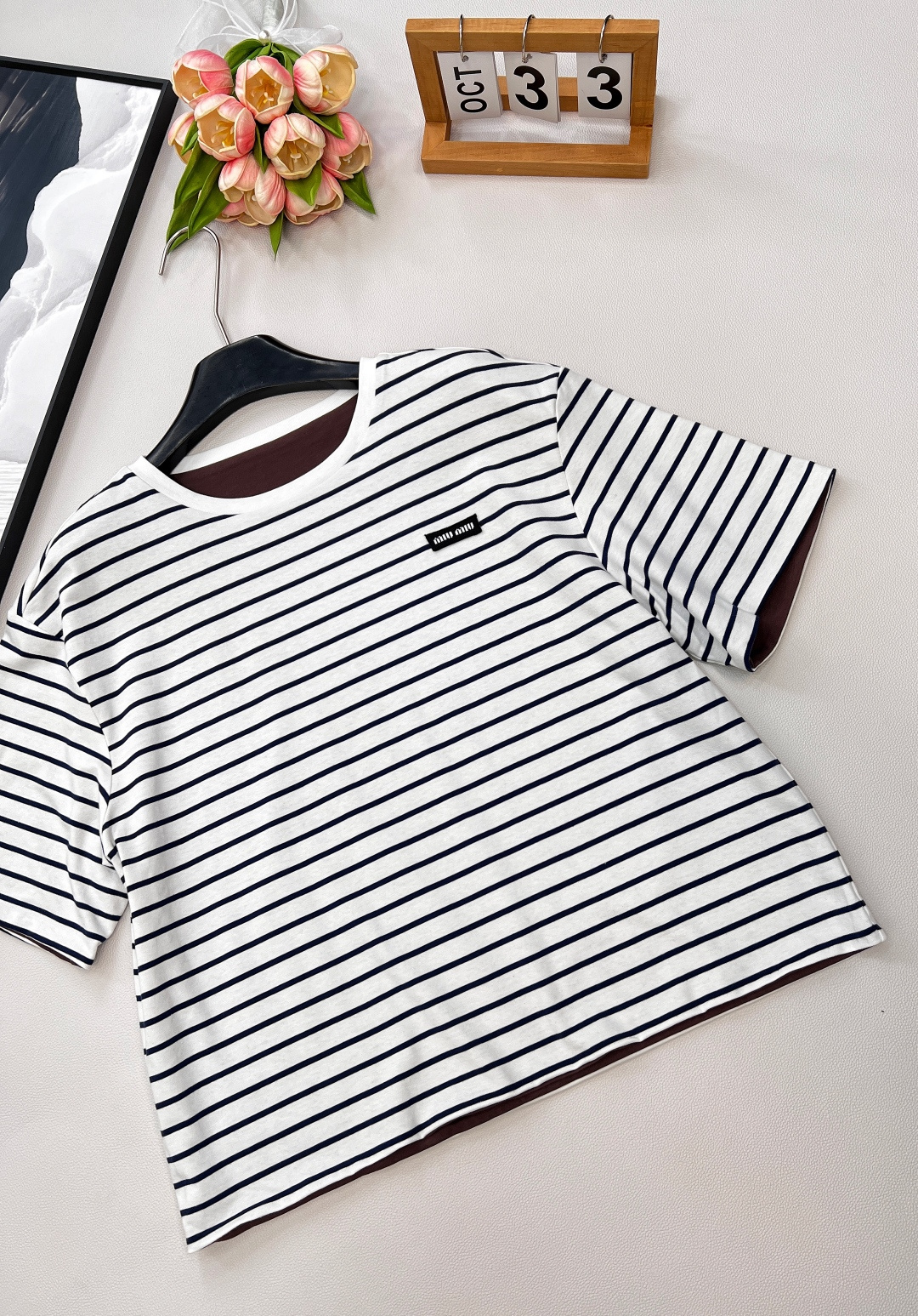 🆕Miumiu2025新款字母贴片徽标圆领宽松两面穿短袖T恤，定制YB原生全棉材质 透气舒适 质感十足 