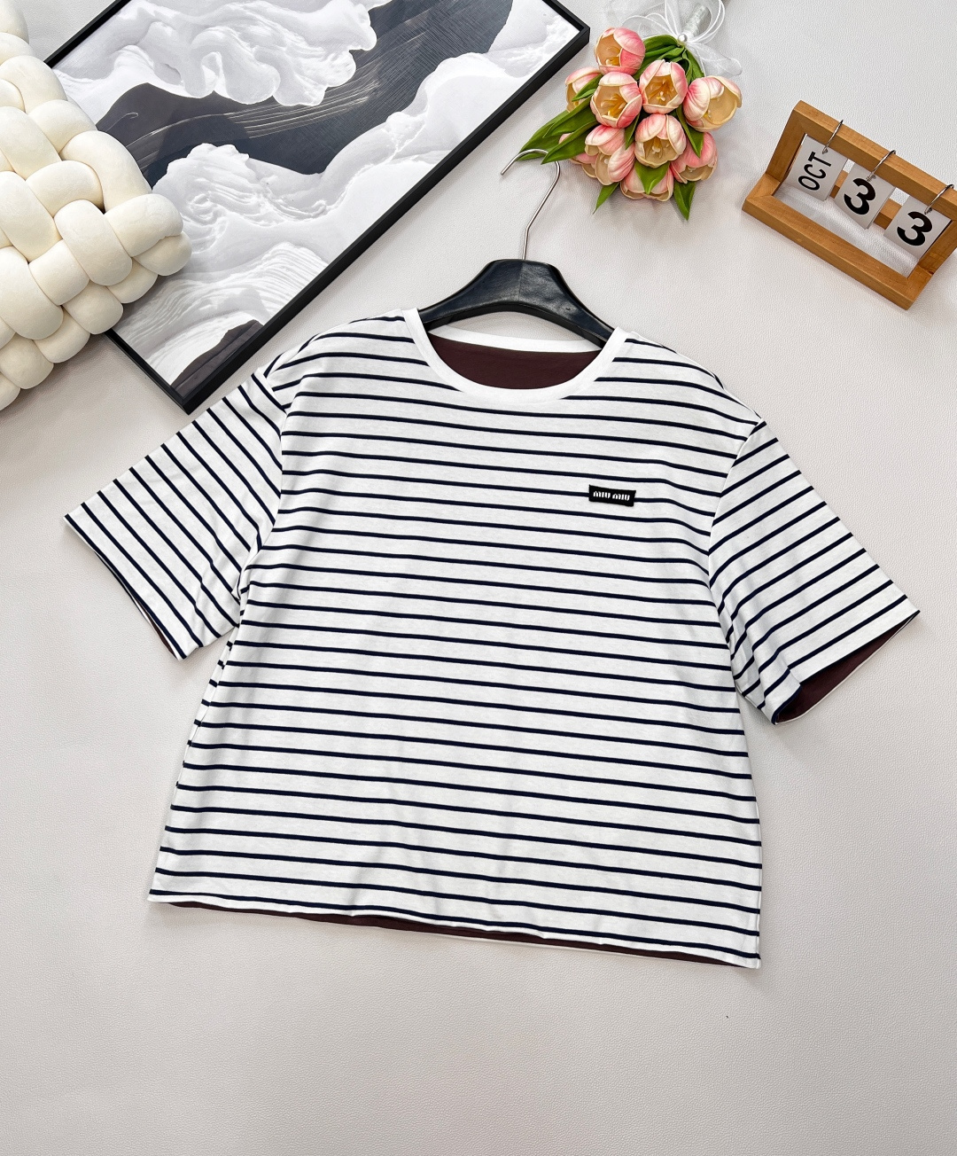 NO:440809,Miumiu2025 new letter patch logo round neck loose two-sided short-sleeved T-shirt, customized YB native cotton material breathable and comfortable, full texture Loose short-sleeved T-shirt cut highlights the brand style Made of gram-weight pure cotton, full of drape, presents a slim visual effect, wear both sides on the inside and outside, use letter logo on the chest to enhance brand identity, fashionable and high-end feeling, one side black and white stripes intersect, folds reveal contrasting details, create a personal style, fashionable and relaxed, single wear inner wear is brilliant and fashionable, customized surface accessories, three standards are complete, large-scale size sml, edited,,miumiu, T-shirt,tees, t-shirt,alexander wang19860909Miumiu2025新款字母贴片徽标圆领宽松两面穿短袖T恤,定制YB原生全棉材质 透气舒适 质感十足 宽松短袖T恤裁剪 凸显品牌格调 采用克重纯棉制成 垂坠感十足 呈现显瘦视觉效果 里外两面穿设计 一面素色胸前利用字母徽标 加强品牌标识度 时尚高级感立现 一面黑白条纹相间 翻折露出撞色细节 打造个性风格 时髦松弛 单穿内搭都出彩时髦 定制面辅料 ,三标齐全,大货出 尺码sml 编,,miumiu,T-shirt,tees，t-shirt,alexander wang,Women's clothing