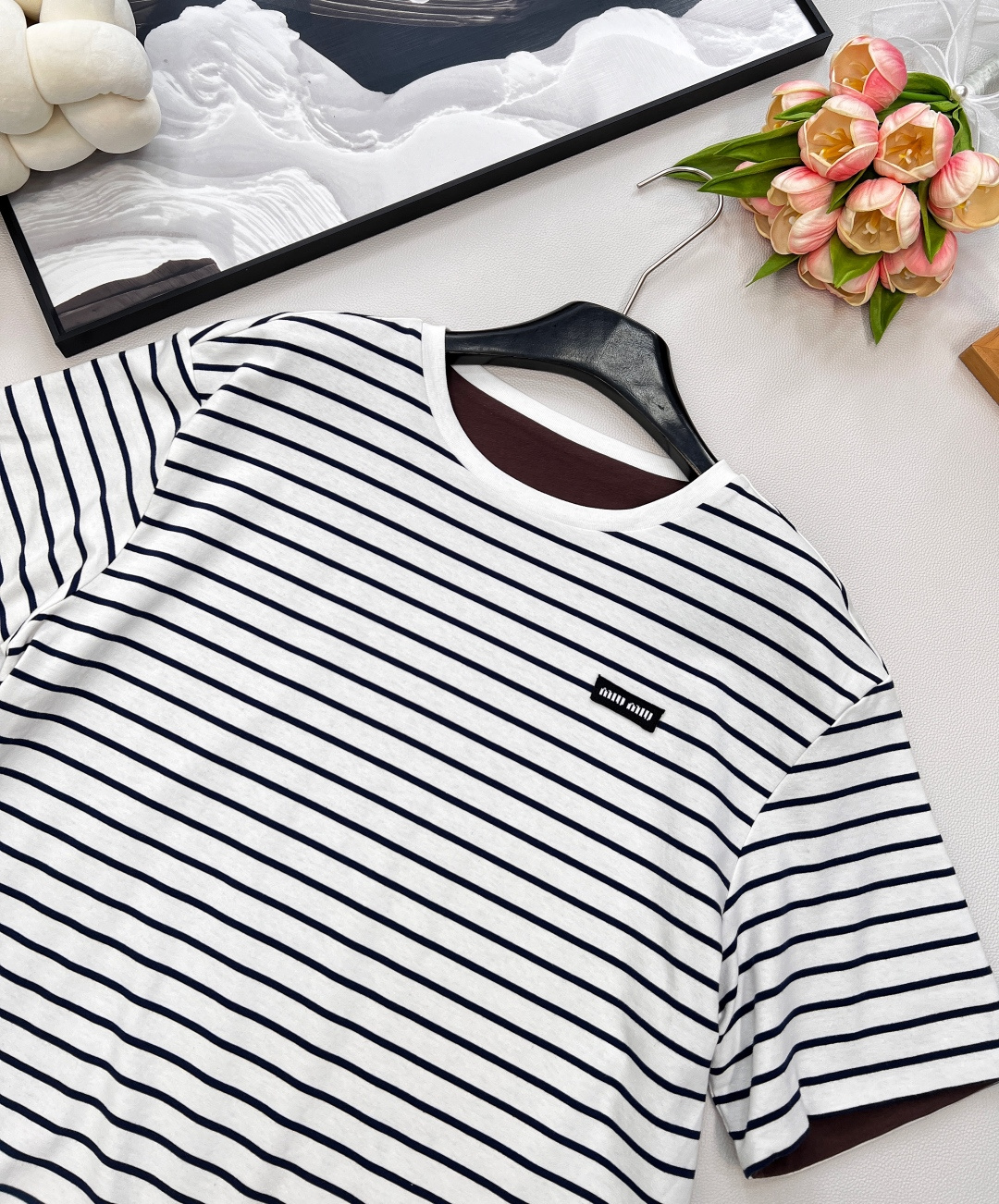 🆕Miumiu2025新款字母贴片徽标圆领宽松两面穿短袖T恤，定制YB原生全棉材质 透气舒适 质感十足 