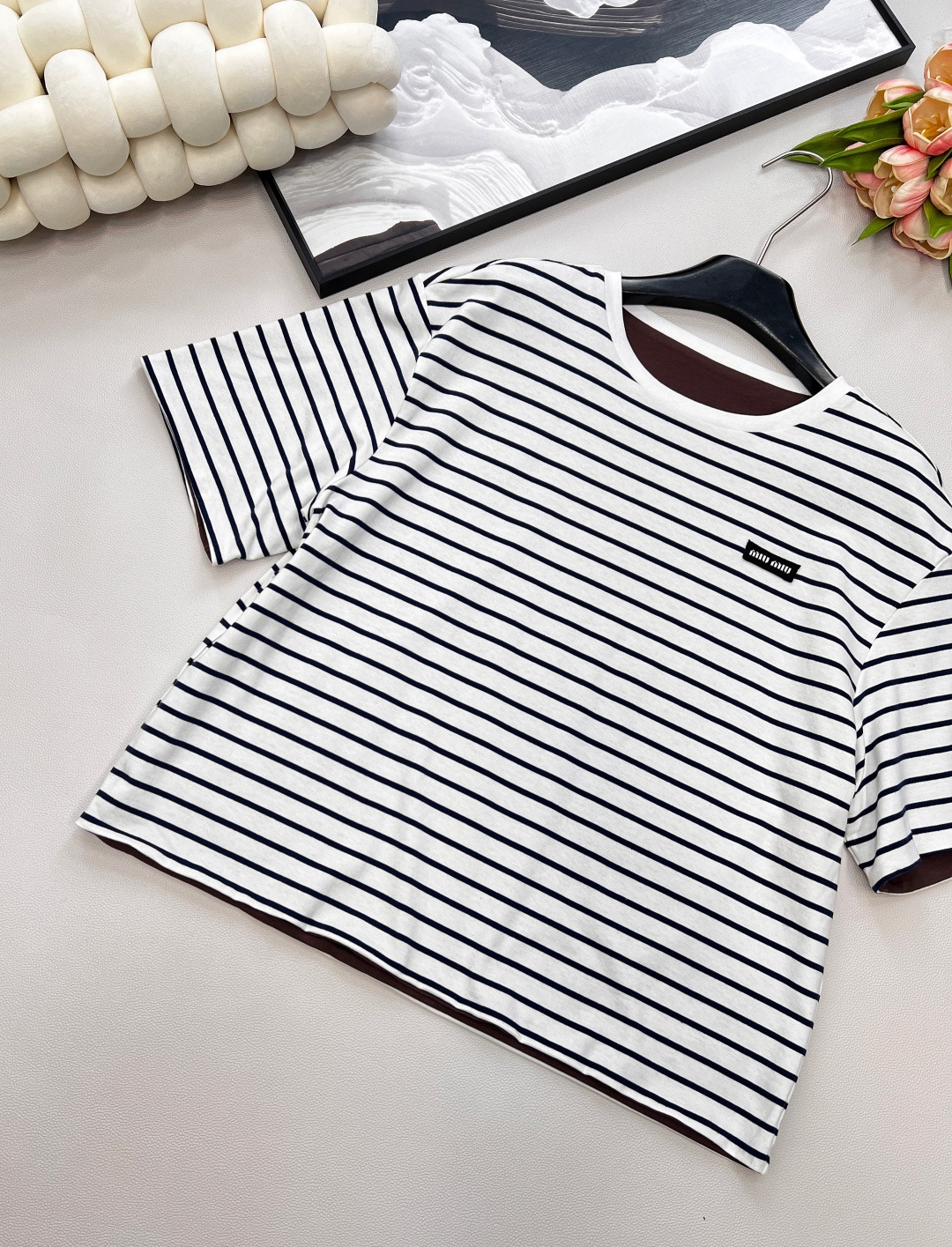 🆕Miumiu2025新款字母贴片徽标圆领宽松两面穿短袖T恤，定制YB原生全棉材质 透气舒适 质感十足 