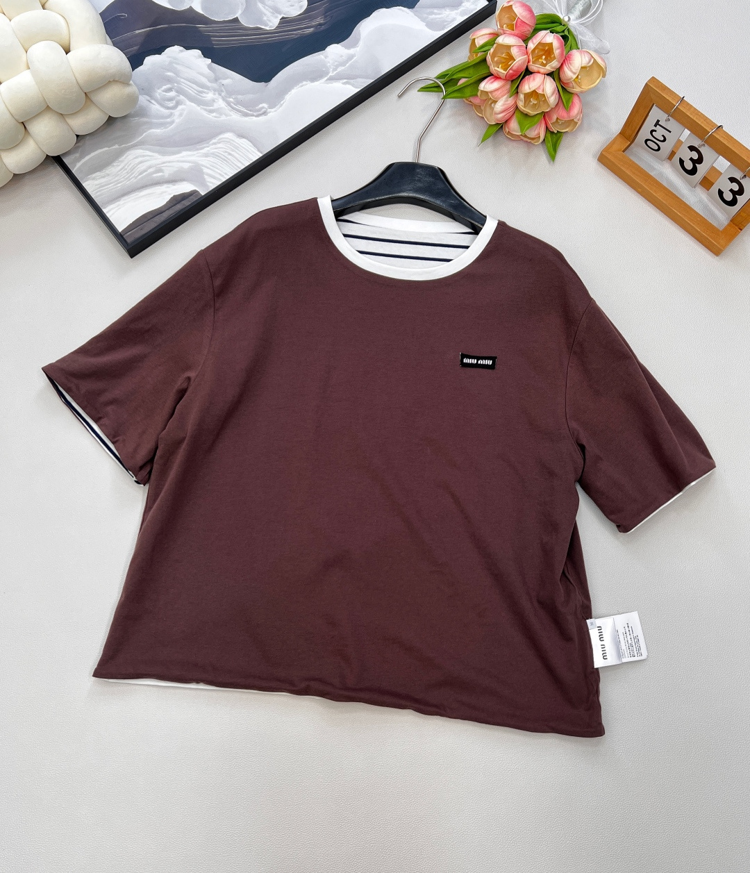 NO:440824,Miumiu2025 new letter patch logo round neck loose two-sided short-sleeved T-shirt, customized YB native cotton material breathable and comfortable, full texture Loose short-sleeved T-shirt cut highlights the brand style Made of gram-weight pure cotton, full of drape, presents a slim visual effect, wear both sides on the inside and outside, use letter logo on the chest to enhance brand identity, fashionable and high-end feeling, one side black and white stripes intersect, folds reveal contrasting details, create a personal style, fashionable and relaxed, single wear inner wear is brilliant and fashionable, customized surface accessories, three standards are complete, large-scale size sml, edited,,miumiu, T-shirt,tees, t-shirt,alexander wang19860909Miumiu2025新款字母贴片徽标圆领宽松两面穿短袖T恤,定制YB原生全棉材质 透气舒适 质感十足 宽松短袖T恤裁剪 凸显品牌格调 采用克重纯棉制成 垂坠感十足 呈现显瘦视觉效果 里外两面穿设计 一面素色胸前利用字母徽标 加强品牌标识度 时尚高级感立现 一面黑白条纹相间 翻折露出撞色细节 打造个性风格 时髦松弛 单穿内搭都出彩时髦 定制面辅料 ,三标齐全,大货出 尺码sml 编,,miumiu,T-shirt,tees，t-shirt,alexander wang,Women's clothing