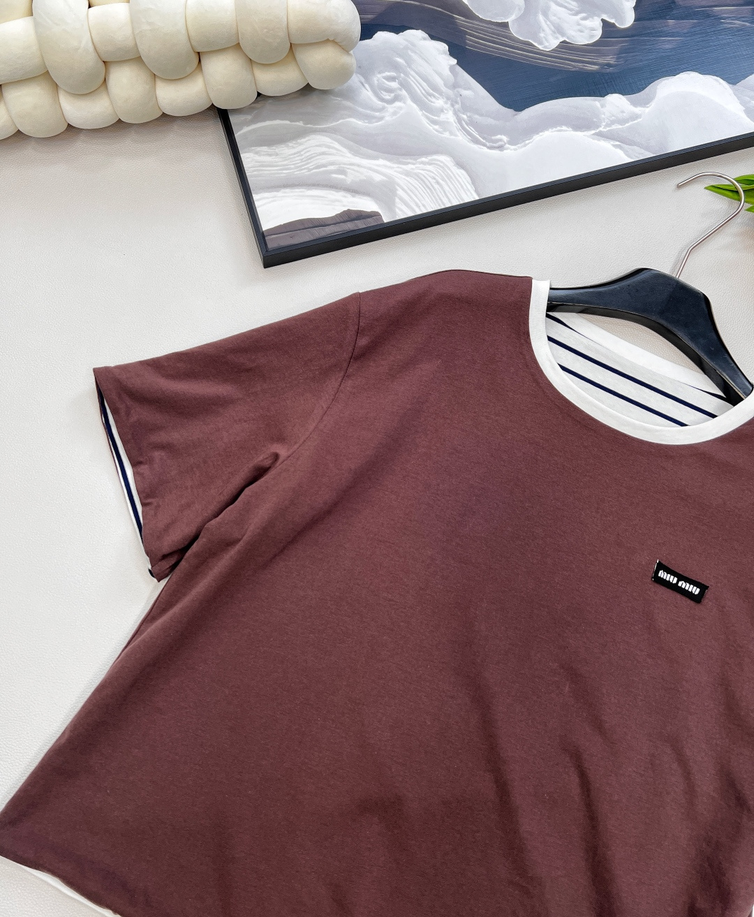🆕Miumiu2025新款字母贴片徽标圆领宽松两面穿短袖T恤，定制YB原生全棉材质 透气舒适 质感十足 