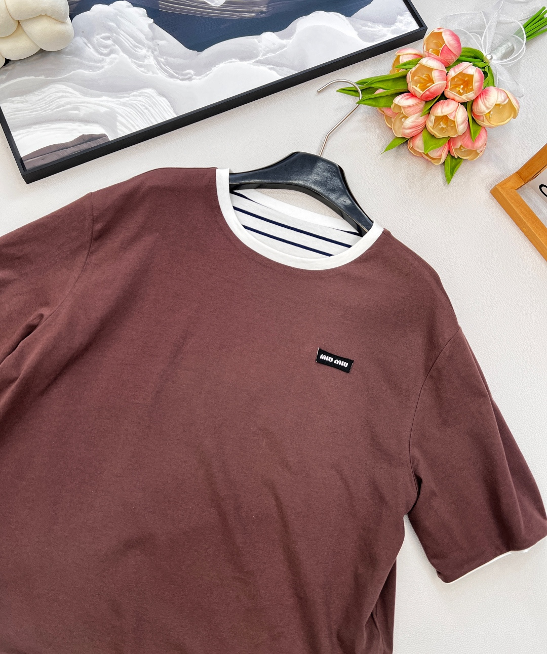 🆕Miumiu2025新款字母贴片徽标圆领宽松两面穿短袖T恤，定制YB原生全棉材质 透气舒适 质感十足 