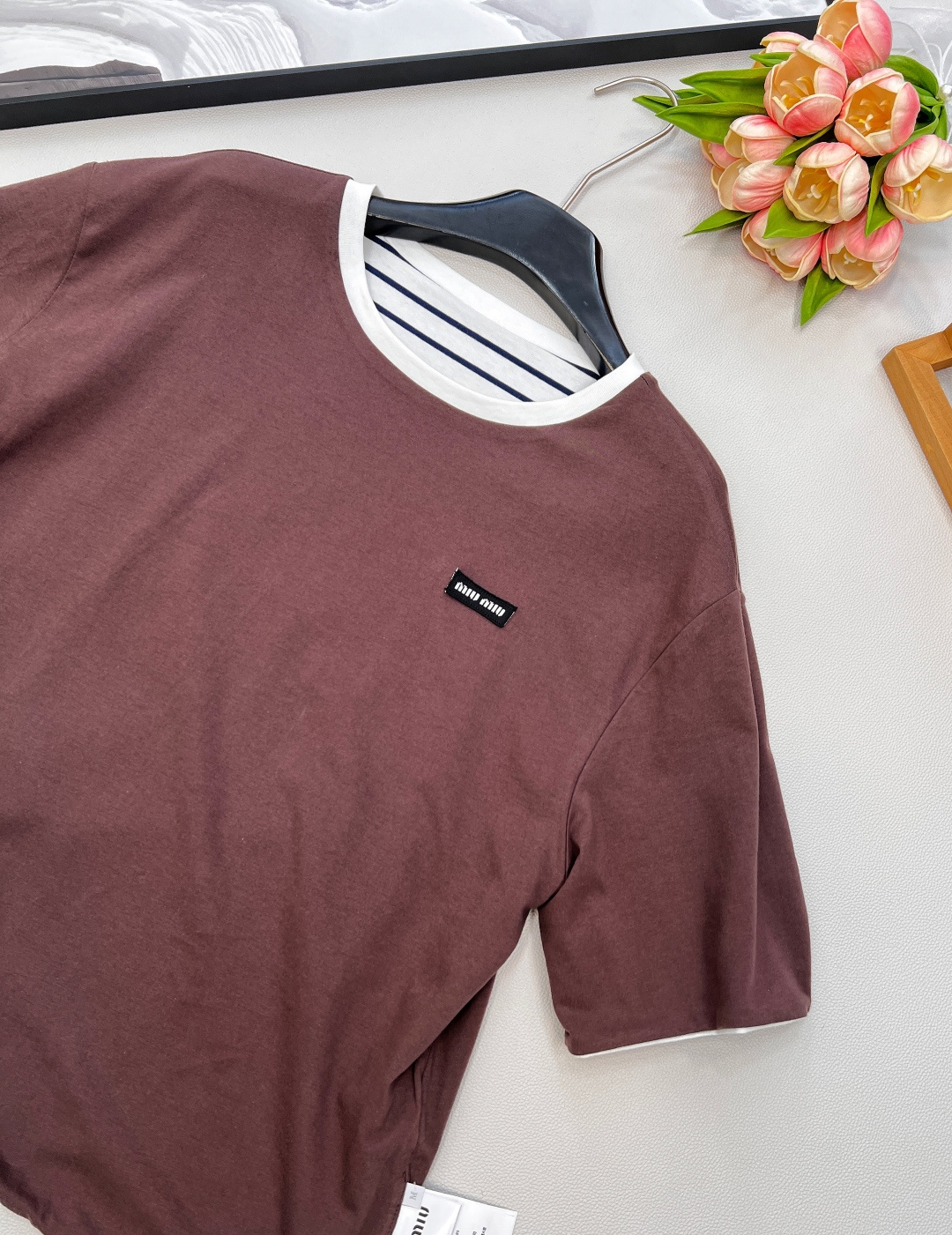 🆕Miumiu2025新款字母贴片徽标圆领宽松两面穿短袖T恤，定制YB原生全棉材质 透气舒适 质感十足 