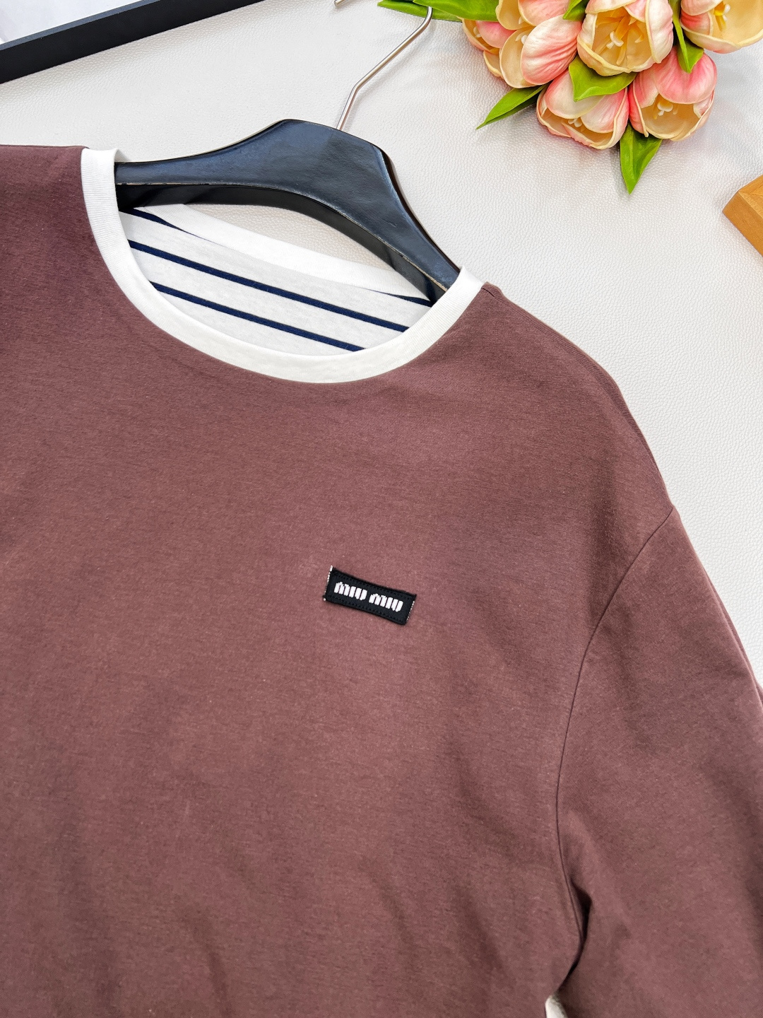 🆕Miumiu2025新款字母贴片徽标圆领宽松两面穿短袖T恤，定制YB原生全棉材质 透气舒适 质感十足 