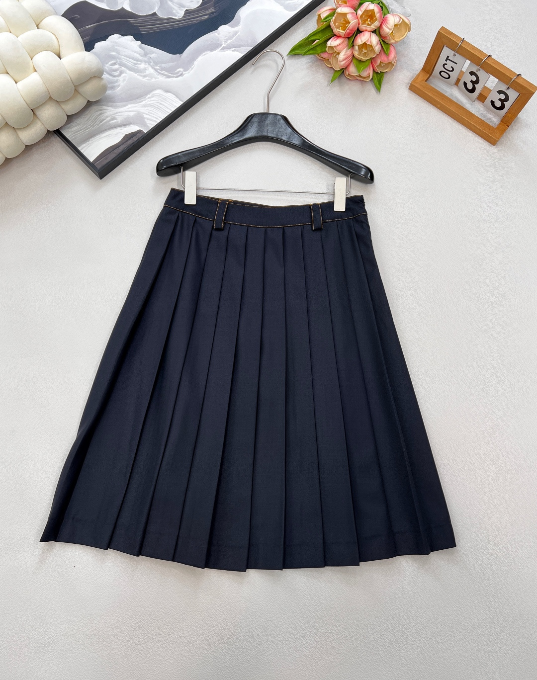 NO:440837,Miumiu's new high-waist mid-length pleated skirt, custom-made YB imported 100% fine imitation wool material, glossy and comfortable, high-quality texture, cut and smooth, high-waist pleated skirt style, neat and pleated fit and knee silhouette, leather letter logo embellished around the waist, highlighting the brand style, wear academy age-reducing, considerate and moderate length, revealing the slender waist calves, matching with a series of jackets, showing high-intentioned temperament, custom-made surface accessories, one series is available!  Complete three standards, large-scale products, size sml code, miumiu, skirts, jackets & coats, alexander wang19860909Miumiu新款高腰中长百褶半裙,定制YB进口百分百精仿羊毛材质 光泽舒适 质感上乘 裁剪垂顺流畅 高腰百褶半裙版型 利落压褶配合及膝廓形 腰间点缀皮革字母徽标 彰显品牌格调 穿搭学院减龄 贴心适中长度 露出纤腰小腿 与系列外套一套搭配 展现高知气质风姿 定制面辅料 ,一个系列都有出！三标齐全,大货出 尺码sml 编码,,miumiu,skirts,jackets & coats,alexander wang,Women's clothing