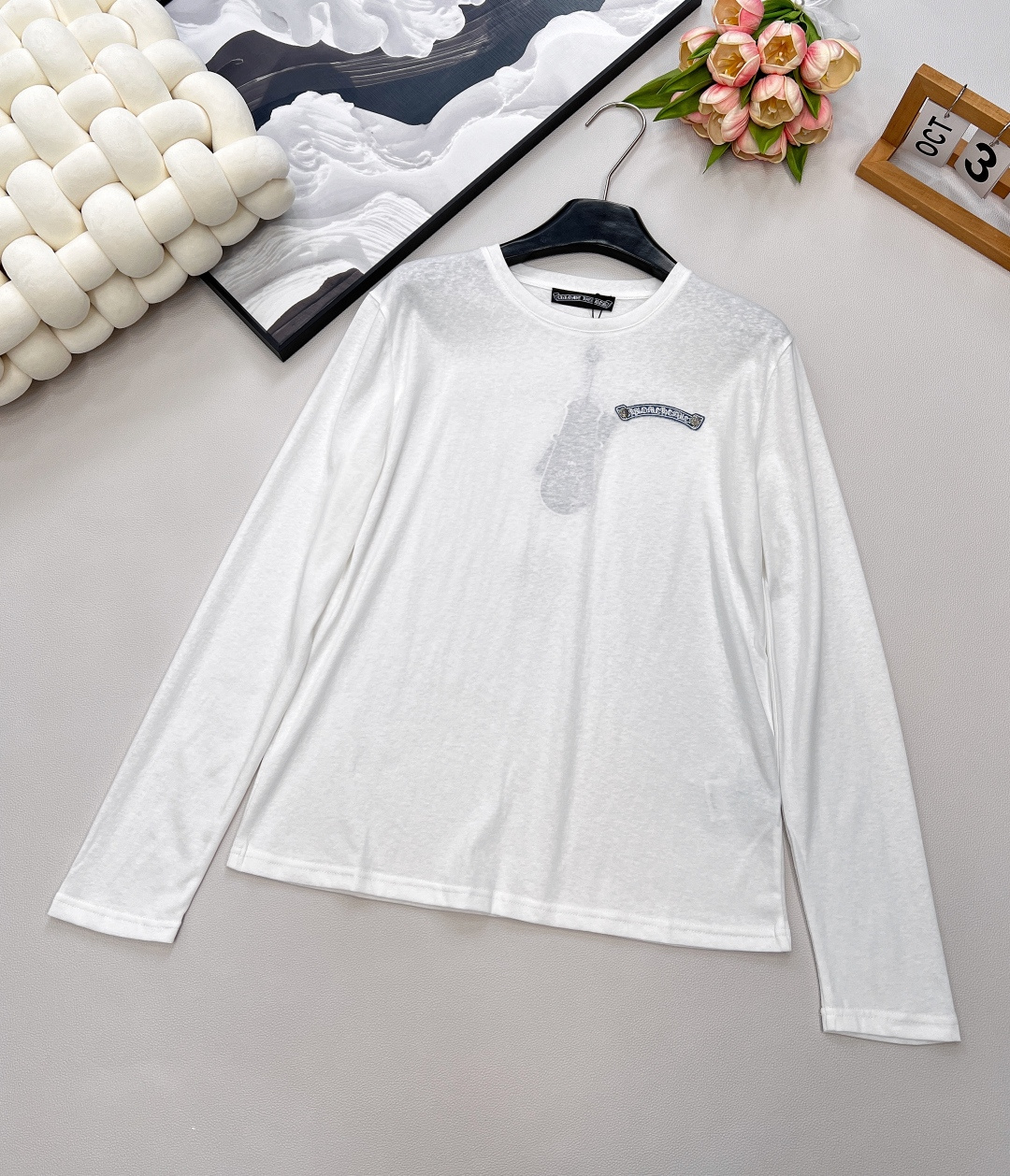 NO:440849,Chrome Hearts' new letter embroidery patch sunscreen base shirt, classic pure white background, simple and high-end, easily adapted to various styles of wear. The iconic letter embroidery patch on the chest is full of Croxin's unique style, exquisite craftsmanship highlights the texture and has its own trend recognition. The long-sleeved design serves as the 'little guard' of sunscreen, daily commuting and outdoor wandering, helping you block ultraviolet rays, practical and fashionable. The color block design is fresh and fashionable, and the front and back are all roaring!  The fabric is customized and dyed, light and breathable, and can be worn alone. It looks very good and cool. If you like it, come on!  The first large order has been released!  Three-standard large-scale products, size sml code, chrome hearts, chrome hearts, alexander wang19860909Chrome Hearts 新款字母刺绣贴片防晒打底衫,经典纯白底色,简约又高级,轻松适配各种穿搭风格. 胸前标志性字母刺绣贴片,克罗心独特风格拉满,精致工艺凸显质感,自带潮流辨识度. 长袖设计担当防晒“小卫士”,日常通勤、户外闲逛,帮你阻隔紫外线,实用又时髦.拼色设计清新时尚 前面背面都吼吼看！面料采用定制定染 轻薄透气 打底单穿都可以 超级好看超级酷 喜欢来吧！首单大货已出！三标齐全大货出 尺码sml 编码,,chrome hearts,chrome hearts,alexander wang,Women's clothing