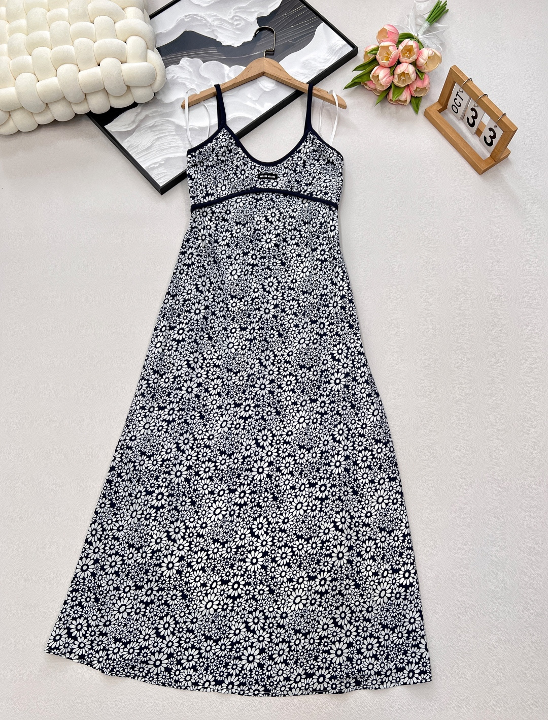 NO:440863,Miumiu2025 new V-neck suspender floral long skirt, customized YB imported twill thick material, refreshing and breathable, comfortable and stylish V-neck thin suspender long skirt style, collar and suspender synergistically expose the skin, beautify the proportion of head and shoulders, make the whole body red base gray and white flower decoration, match with the letter logo on the chest, strong retro style, playful and age-reducing, easy to control during daily travel or party, vacation photography is even better, customized surface accessories, complete three standards, large-scale goods, size sml code,,miumiu, skirts, alexander wang19860909Miumiu2025新款V领吊带碎花长裙,定制YB进口斜纹稠材质 冰爽透气 舒适有型 V领细吊带长裙版型 领口和吊带协同作用恰当露肤 美化头肩比例更显瘦 通体红底灰白花装饰 配合胸前字母徽标 复古风格强烈 俏皮减龄显白 日常出行或聚会轻松驾驭 度假拍照更是一绝 定制面辅料 ,三标齐全,大货出 尺码sml 编码,,miumiu,skirts,alexander wang,Women's clothing