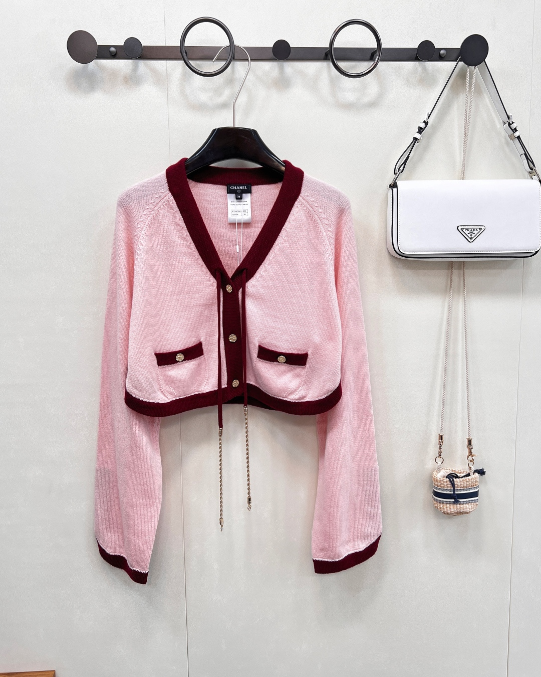 NO:440872,Chanel25A Handicraft Series New Contrast Color Edge-Back Knitted Short Cardigan丨Exclusive High-Performance Production!  Pay tribute to the classic Xiaoxiang design, which is age-reducing and naughty girlish temperament!  YB customized cashmere yarn has a high-quality texture, comfortable and soft!  V-neck three-dimensional cut, fine crochet texture, large body with contrasting thread edge, excellent temperament, lazy and rhinestone buckle on the chest, easy to highlight the full-score texture, double C rhinestone buckle embellish the upper edge of the pocket, exquisite and stylish, suitable for layering and mixing items, can be stylish and hot, fashionable and casual, equipped with a counter packaging dust bag. Three standards are complete, large-scale products, size sml code, chanel, alexander wang19860909Chanel25A手工坊系列新款撞色包边系带针织短开衫丨独家高版出品！致敬经典的小香设计减龄又调皮的少女气质！YB定制定染羊绒纱线质感高级,舒适柔软！V领立体剪裁 通体细密钩针肌理纹 大身配合通体撞色螺纹包边 气质优慵懒 胸前水钻扣系带蝴蝶结装点 轻松突出满分细节质感 双C水钻扣点缀口袋上缘 精致有格调 适合叠穿混搭的单品 可气质可热辣 穿搭时髦休闲 ,配专柜包装防尘袋.三标齐全,大货出 尺码sml 编码,,chanel,alexander wang,Women's clothing