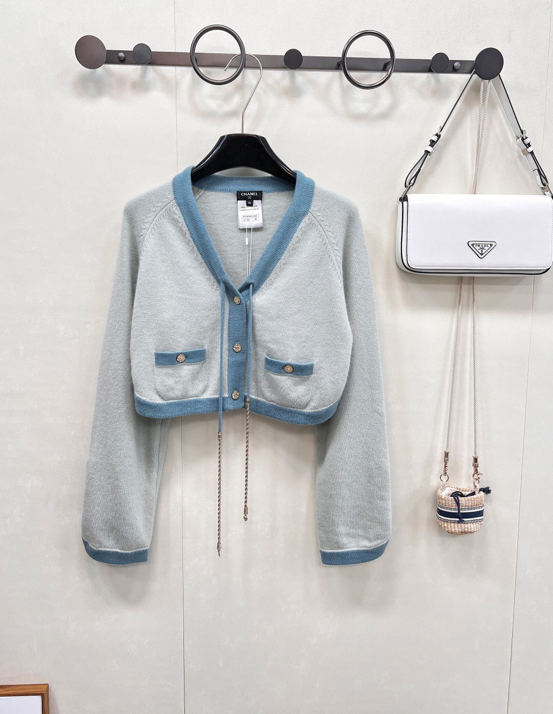 NO:440884,Chanel25A Handicraft Series New Contrast Color Edge-Back Knitted Short Cardigan丨Exclusive High-Performance Production!  Pay tribute to the classic Xiaoxiang design, which is age-reducing and naughty girlish temperament!  YB customized cashmere yarn has a high-quality texture, comfortable and soft!  V-neck three-dimensional cut, fine crochet texture, large body with contrasting thread edge, excellent temperament, lazy and rhinestone buckle on the chest, easy to highlight the full-score texture, double C rhinestone buckle embellish the upper edge of the pocket, exquisite and stylish, suitable for layering and mixing items, can be stylish and hot, fashionable and casual, equipped with a counter packaging dust bag. Three standards are complete, large-scale products, size sml code, chanel, alexander wang19860909Chanel25A手工坊系列新款撞色包边系带针织短开衫丨独家高版出品！致敬经典的小香设计减龄又调皮的少女气质！YB定制定染羊绒纱线质感高级,舒适柔软！V领立体剪裁 通体细密钩针肌理纹 大身配合通体撞色螺纹包边 气质优慵懒 胸前水钻扣系带蝴蝶结装点 轻松突出满分细节质感 双C水钻扣点缀口袋上缘 精致有格调 适合叠穿混搭的单品 可气质可热辣 穿搭时髦休闲 ,配专柜包装防尘袋.三标齐全,大货出 尺码sml 编码,,chanel,alexander wang,Women's clothing