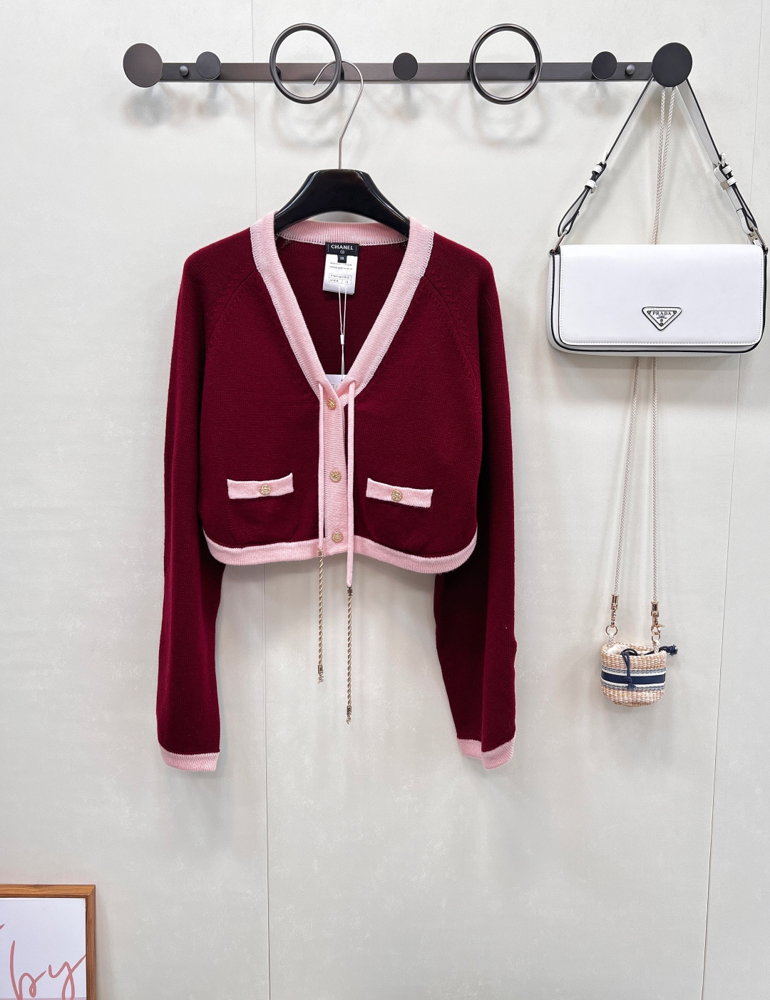 NO:440892,Chanel25A Handicraft Series New Contrast Color Edge-Back Knitted Short Cardigan丨Exclusive High-Performance Production!  Pay tribute to the classic Xiaoxiang design, which is age-reducing and naughty girlish temperament!  YB customized cashmere yarn has a high-quality texture, comfortable and soft!  V-neck three-dimensional cut, fine crochet texture, large body with contrasting thread edge, excellent temperament, lazy and rhinestone buckle on the chest, easy to highlight the full-score texture, double C rhinestone buckle embellish the upper edge of the pocket, exquisite and stylish, suitable for layering and mixing items, can be stylish and hot, fashionable and casual, equipped with a counter packaging dust bag. Three standards are complete, large-scale products, size sml code, chanel, alexander wang19860909Chanel25A手工坊系列新款撞色包边系带针织短开衫丨独家高版出品！致敬经典的小香设计减龄又调皮的少女气质！YB定制定染羊绒纱线质感高级,舒适柔软！V领立体剪裁 通体细密钩针肌理纹 大身配合通体撞色螺纹包边 气质优慵懒 胸前水钻扣系带蝴蝶结装点 轻松突出满分细节质感 双C水钻扣点缀口袋上缘 精致有格调 适合叠穿混搭的单品 可气质可热辣 穿搭时髦休闲 ,配专柜包装防尘袋.三标齐全,大货出 尺码sml 编码,,chanel,alexander wang,Women's clothing