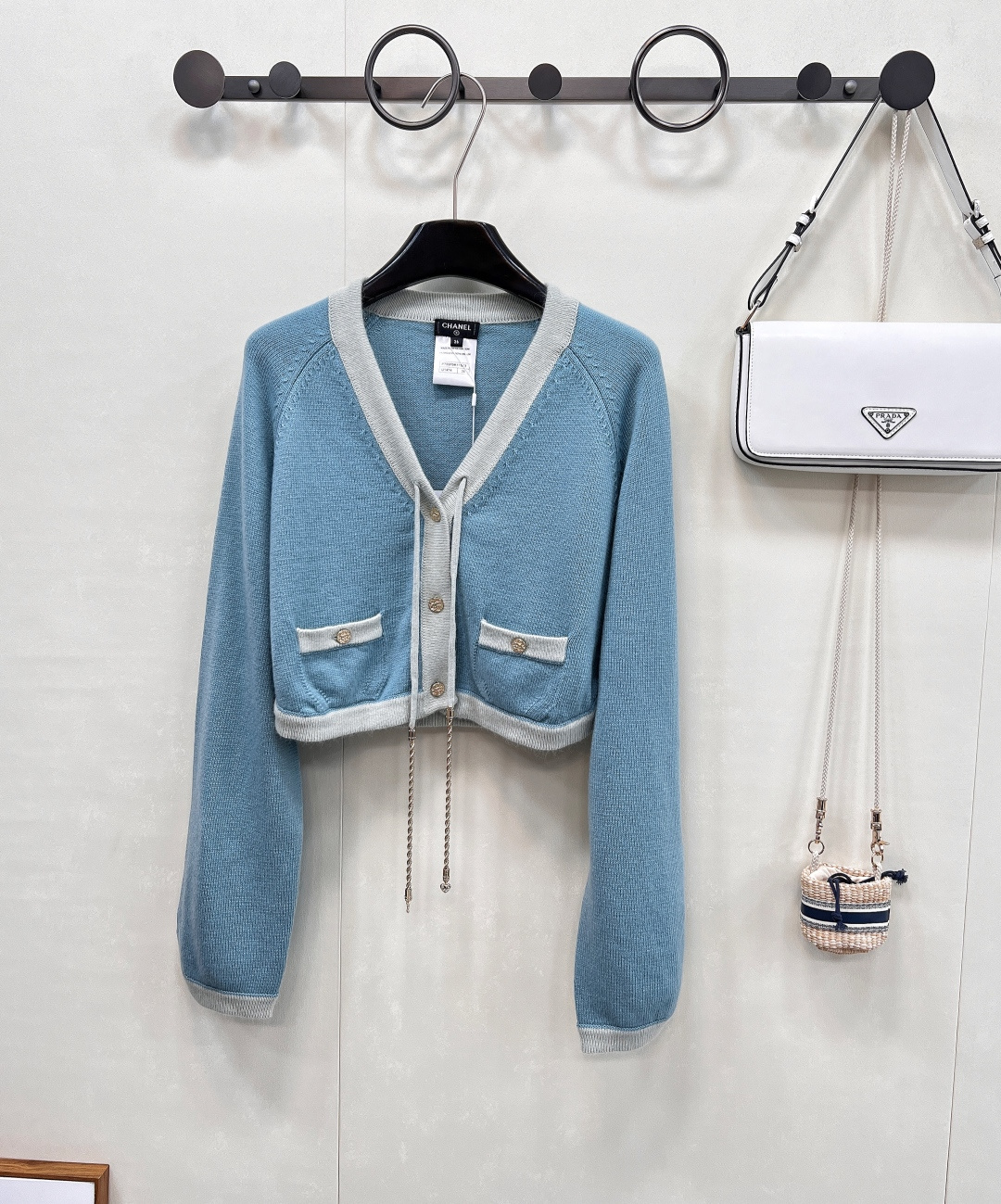 NO:440903,Chanel25A Handicraft Series New Contrast Color Edge-Back Knitted Short Cardigan丨Exclusive High-Performance Production!  Pay tribute to the classic Xiaoxiang design, which is age-reducing and naughty girlish temperament!  YB customized cashmere yarn has a high-quality texture, comfortable and soft!  V-neck three-dimensional cut, fine crochet texture, large body with contrasting thread edge, excellent temperament, lazy and rhinestone buckle on the chest, easy to highlight the full-score texture, double C rhinestone buckle embellish the upper edge of the pocket, exquisite and stylish, suitable for layering and mixing items, can be stylish and hot, fashionable and casual, equipped with a counter packaging dust bag. Three standards are complete, large-scale products, size sml code, chanel, alexander wang19860909Chanel25A手工坊系列新款撞色包边系带针织短开衫丨独家高版出品！致敬经典的小香设计减龄又调皮的少女气质！YB定制定染羊绒纱线质感高级,舒适柔软！V领立体剪裁 通体细密钩针肌理纹 大身配合通体撞色螺纹包边 气质优慵懒 胸前水钻扣系带蝴蝶结装点 轻松突出满分细节质感 双C水钻扣点缀口袋上缘 精致有格调 适合叠穿混搭的单品 可气质可热辣 穿搭时髦休闲 ,配专柜包装防尘袋.三标齐全,大货出 尺码sml 编码,,chanel,alexander wang,Women's clothing