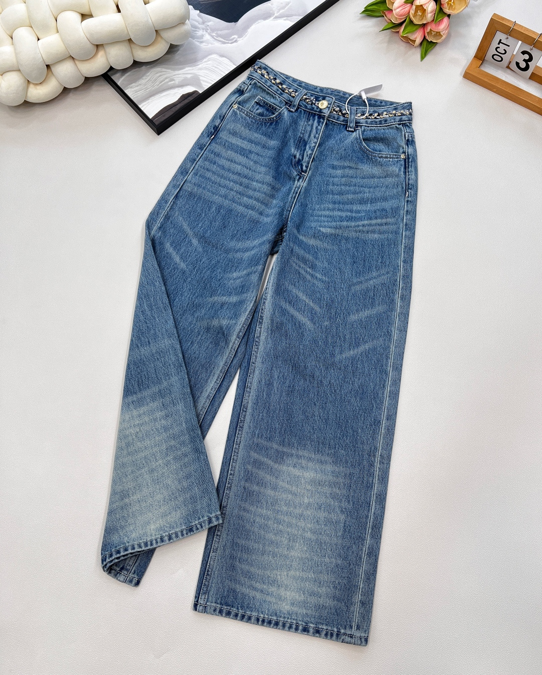 NO:441549,CHANEL new Xiaoxiang new expensive luxury heavy industry braided belt decorated with straight wide-leg jeans. Hand-woven mixed gold wire hemp rope belt decoration is very expensive!  One-to-one electroplated metal buttons, with multiple wash water and cat whisker scratches, and many craftsmanship!  The high waist and wide-leg style is not picky, and the length of the ankle is just right and it won't be cumbersome!  It is very fashionable to match it with short boots and sneakers!  The drooping feeling is not easy to wrinkle. High-end fabrics are of great value to buy, and you will know that they are not inferior to the quality of the cabinet at all!  The three standards are complete, large goods are available, and vests in the same series are also available!  Size smLXL, chanel, boots, sneakers, jeans, gold plating, alexander wang19860909CHANEL新款小香新款贵气奢感重工编织腰带装饰直筒阔腿牛仔裤 手工编织混金丝麻绳腰带装饰很贵气！一比一定制电镀金属纽扣,整体多处洗水猫须抓纹,超多工艺！高腰阔腿版型不挑人,到脚踝的长度恰到好处,不会累赘！搭配短靴运动鞋都很时髦出片！垂感不易皱高端面料超值入手,到手就知道完全不输柜子的品质！三标齐全,大货出,同系列马甲也有出！ 尺码smLXL 编,,chanel,boots,sneakers,jeans,gold plating,alexander wang,Women's clothing