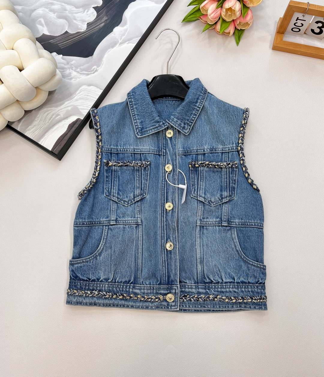 NO:441565,CHANEL's new Xiaoxiang new luxury heavy industry woven decorative denim vest, which is very outstanding in single-layered!  Customized YB twill cotton denim material, good breathability, soft and skin-friendly, multi-enzyme washing process, edge embellishment, twisted bundling decoration, Xiangjia's old and old sense, retro and fashionable, vest pocket matching outline, classic and durable, high-end style, increase styling, highlight casual temperament, easy to wear, fashionable and fashionable, customized surface accessories, accurate version, high-end version, complete three-standard large-scale products!  Recommend a set!  Size sml code, chanel, chanel, alexander wang19860909CHANEL新款小香新款奢感重工编织装饰牛仔马甲 单穿叠穿都很出彩！定制YB斜纹棉牛仔材质 透气性佳 柔软亲肤 多重酵素水洗工艺处理 边缘点缀麻花捆边装饰 香家老钱感十足 复古又时尚 马甲口袋配合轮廓线 经典耐看 格调高级 增加造型感 突出休闲气质 轻松穿出好比例 时髦洋气 定制面辅料 认准版本 高版本 ,三标齐全大货出！推荐一套入！ 尺码sml 编码,,chanel,chanel,alexander wang,Women's clothing