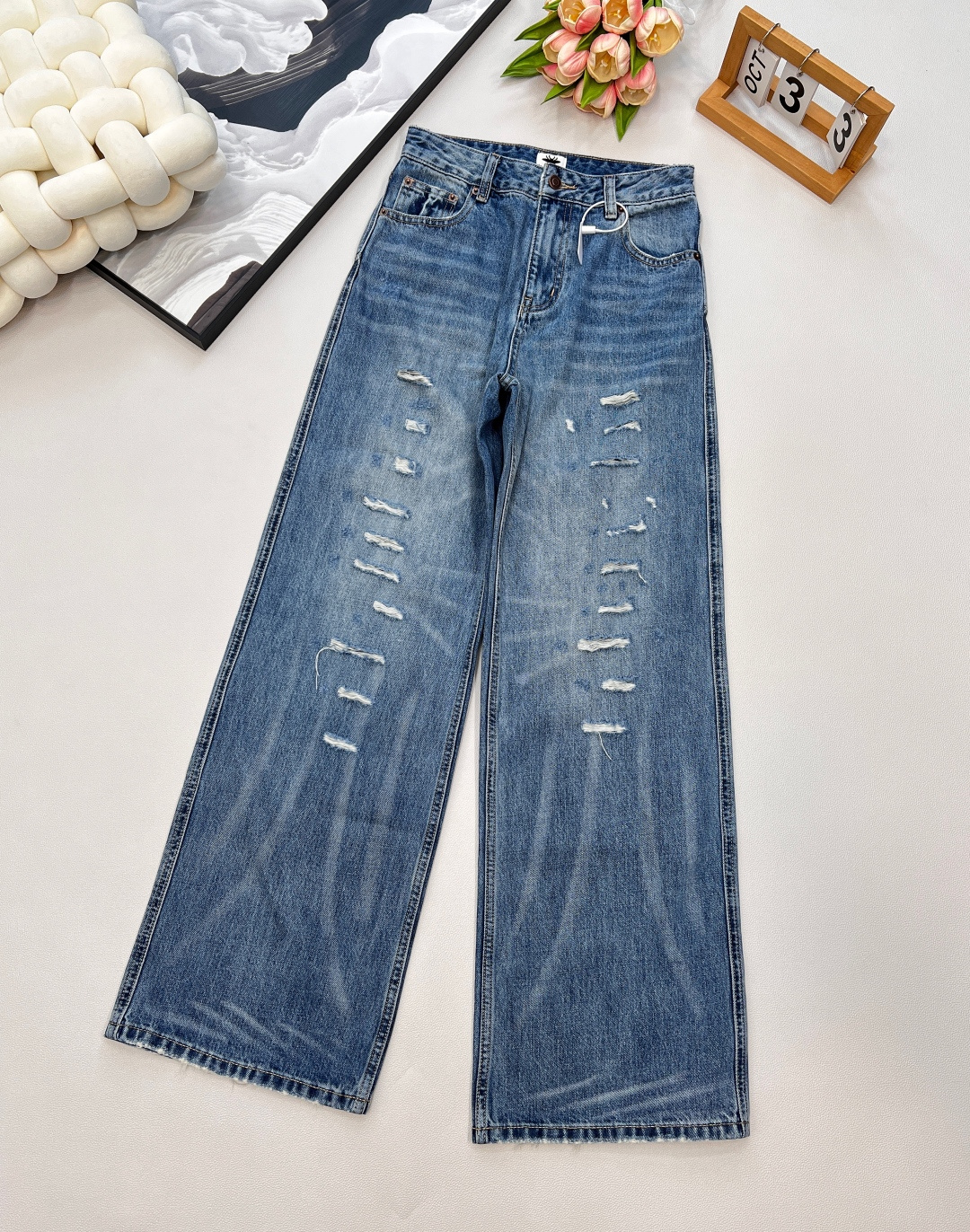 NO:441582,DIOR new model is highly recommended. D home early autumn washing ripped cotton straight-leg jeans | Exclusive yb development!  High-end production!  Heavy industrial washing and destruction process, easy to wear and create a fashionable and fashionable look!  The texture of the pants is really amazing when you go out!  The top shape of the pants is excellent in saving the beautiful legs, making it look slimming and straight. The whole pair of pants adopts a bell-bottomed pants design to cover up and beautify the shortcomings of the legs. It is OK to match various tops in daily life!  In short, it is easy to wear and match!  Highly recommended!  Get it now!  Complete three standards, large-scale products are available SMLXL, Dior, Dior, Jeans, Alexander wang19860909DIOR新款强烈推荐 D家早秋水洗破洞棉质直筒牛仔裤丨独家yb开发！高版出品！重工洗水破坏工艺 轻轻松松穿出时尚潮流感！出街绝对百分百回头率裤型质感真的绝了！裤型上身效果极佳拯救不丸美腿型 显瘦显腿直 整条裤子采用的是喇叭裤型设计 遮盖美化腿部的不足 日常搭配各种上衣都很OK！总而言之就就是好穿又好搭！强烈推荐！赶紧入手吧！ 三标齐全,大货出 尺码smlXL 编,,dior,dior,jeans,alexander wang,Women's clothing