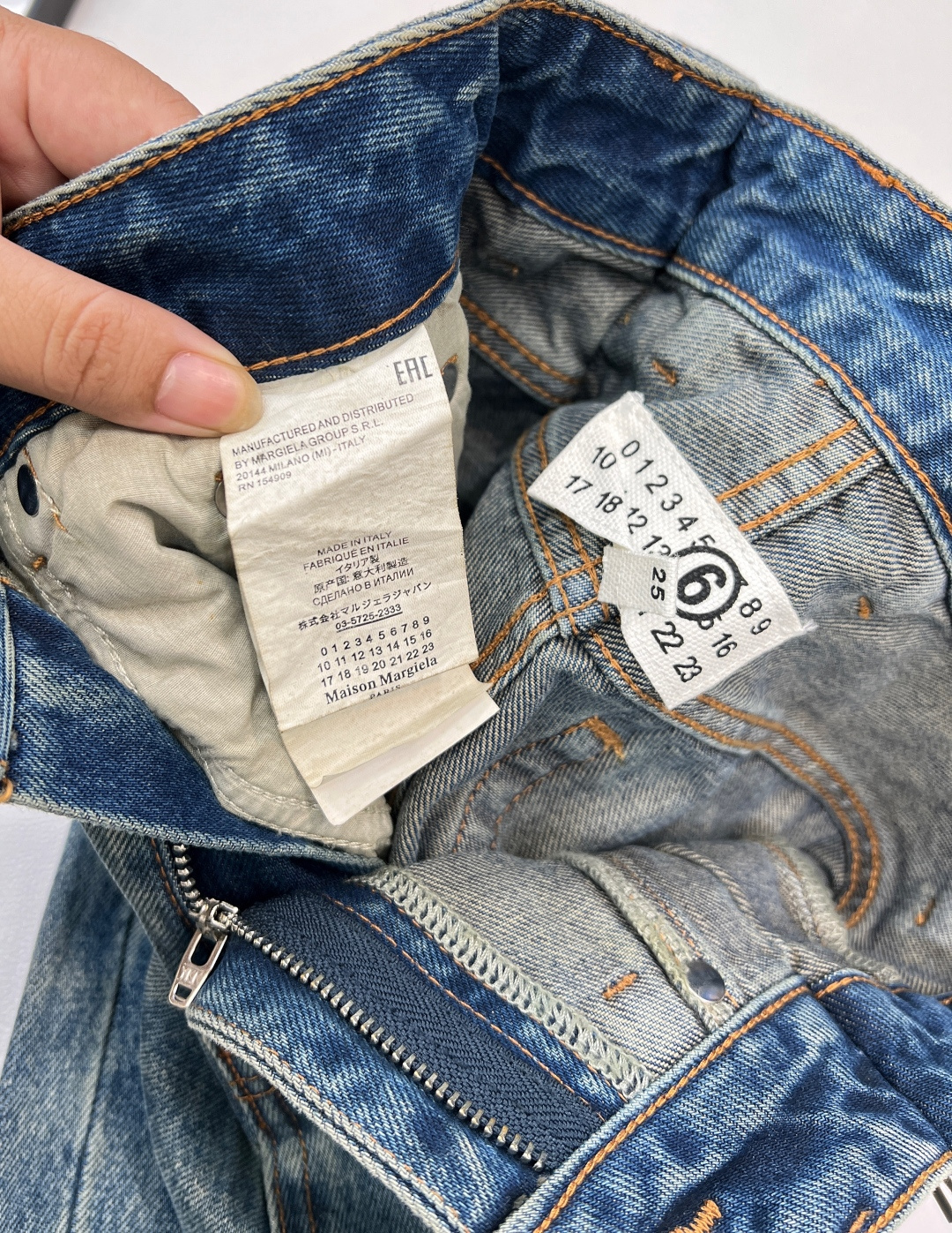 🆕MM6新款前后收褶不规则破洞设计感牛仔长裤超多明星上身，代购爆款一件难求！开发定制酵素洗水牛面料！白富