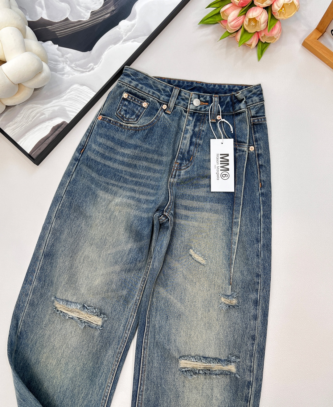 🆕MM6新款前后收褶不规则破洞设计感牛仔长裤超多明星上身，代购爆款一件难求！开发定制酵素洗水牛面料！白富