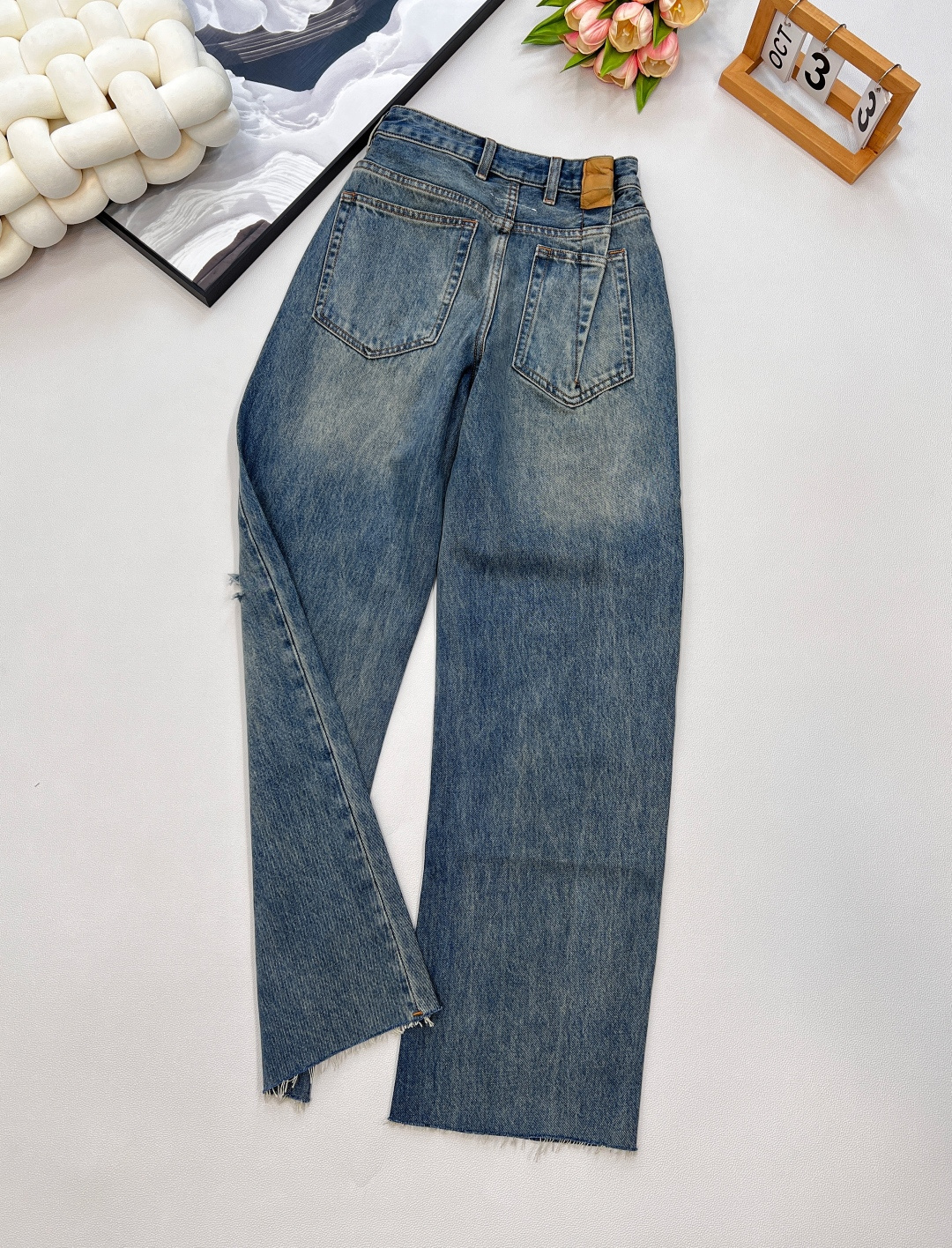 🆕MM6新款前后收褶不规则破洞设计感牛仔长裤超多明星上身，代购爆款一件难求！开发定制酵素洗水牛面料！白富