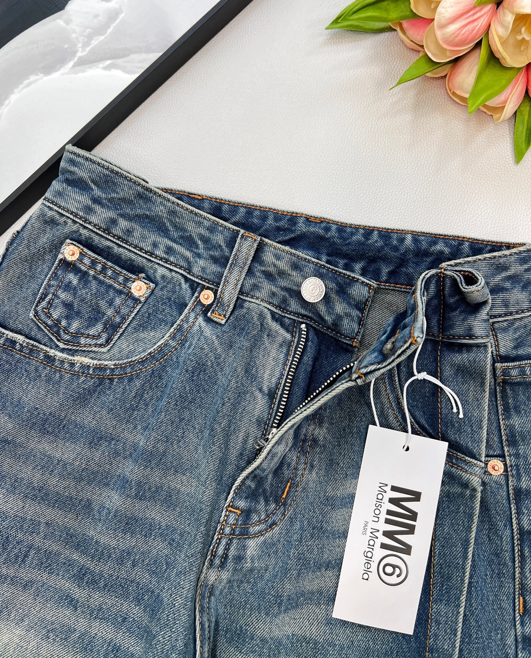 🆕MM6新款前后收褶不规则破洞设计感牛仔长裤超多明星上身，代购爆款一件难求！开发定制酵素洗水牛面料！白富