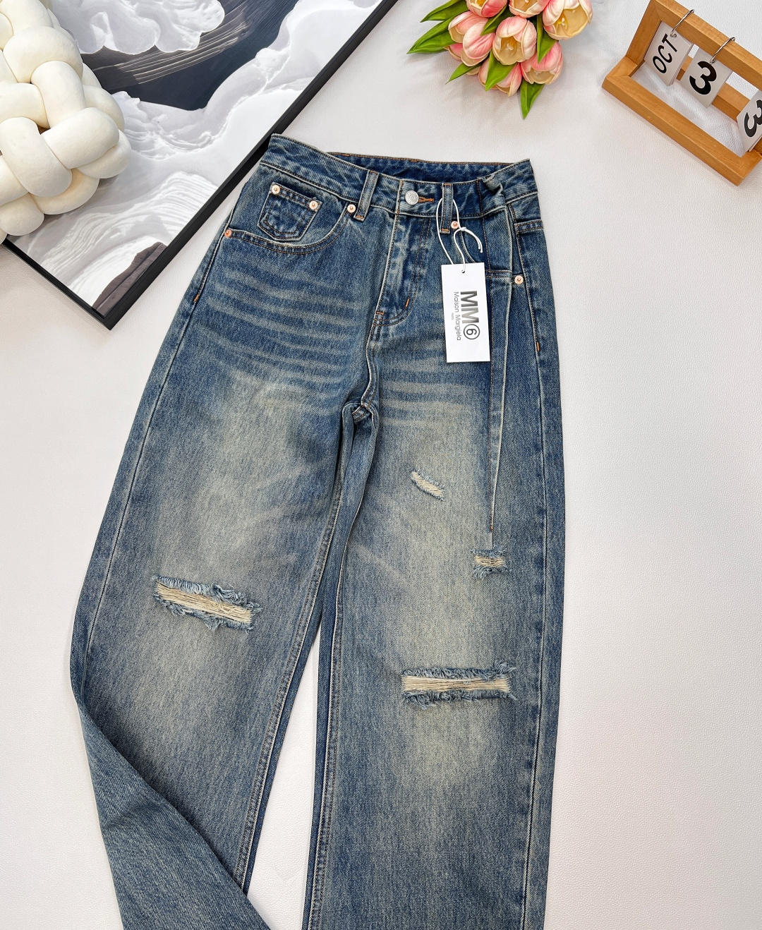 🆕MM6新款前后收褶不规则破洞设计感牛仔长裤超多明星上身，代购爆款一件难求！开发定制酵素洗水牛面料！白富